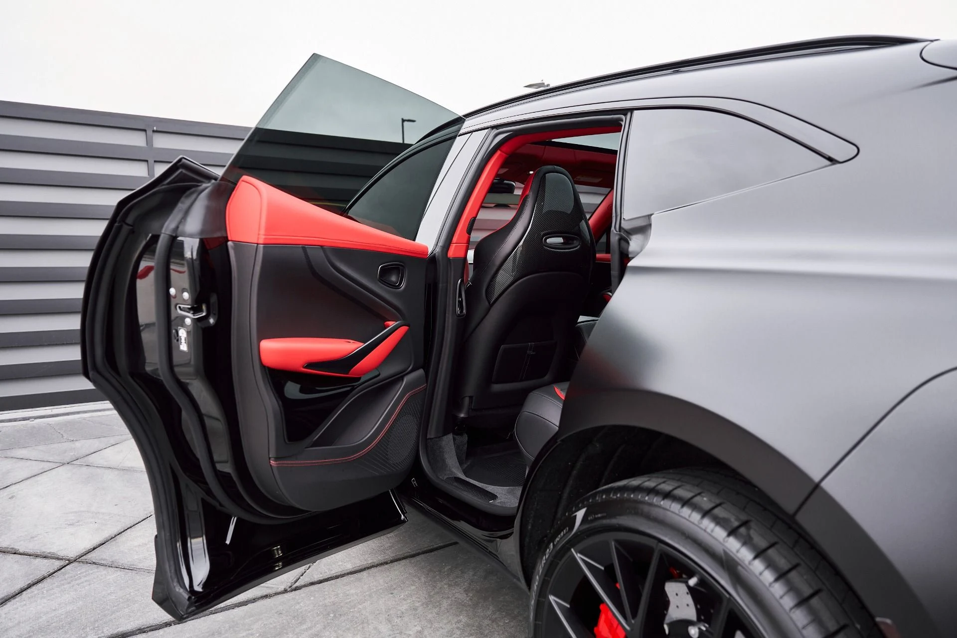 mph031_1990993090_Used_2025_Aston_Martin_DBX_707_1766785328_0691e485c9