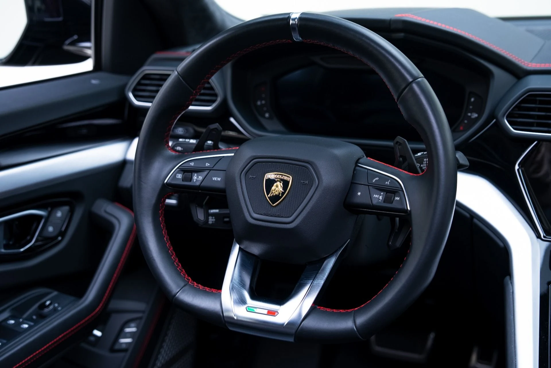 mph031_200247146_Used_2022_Lamborghini_Urus_1769211556_60d2ff14f9