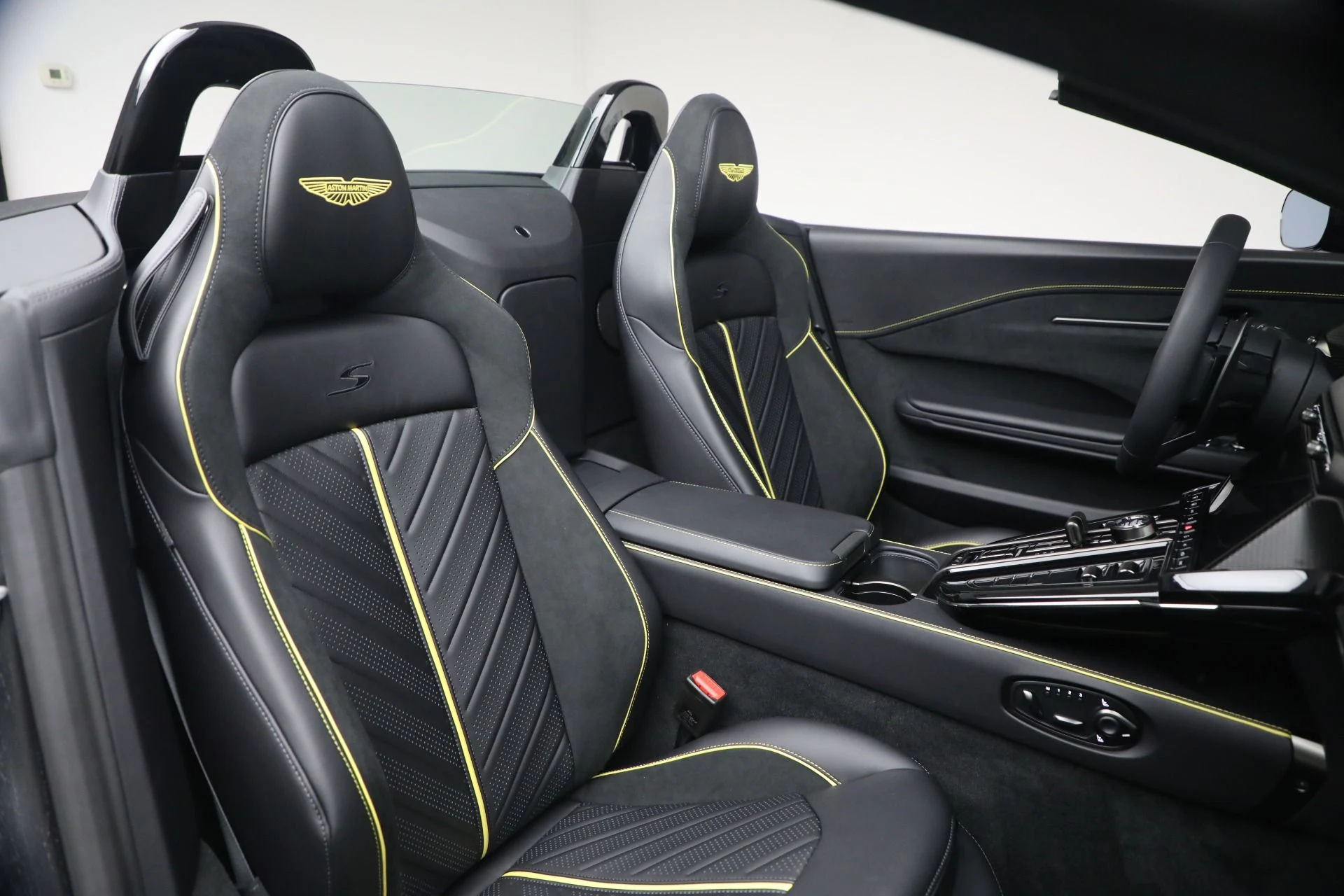 mph031_2046261362_New_2026_Aston_Martin_Vantage_S_Roadster_1776880029_e042cc5751