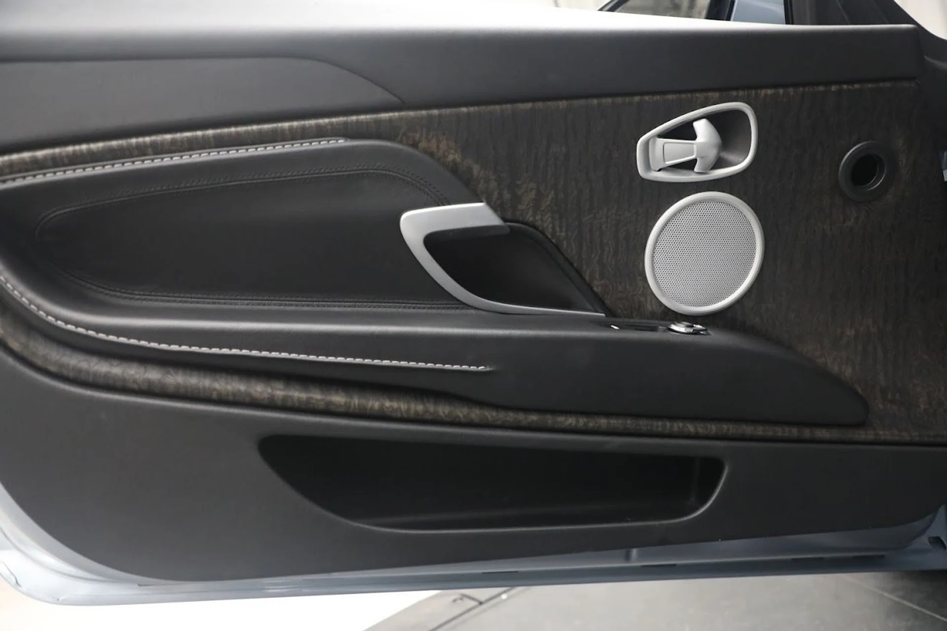 mph031_2049596949_Used_2019_Aston_Martin_DB_11_Volante_18f14c405f