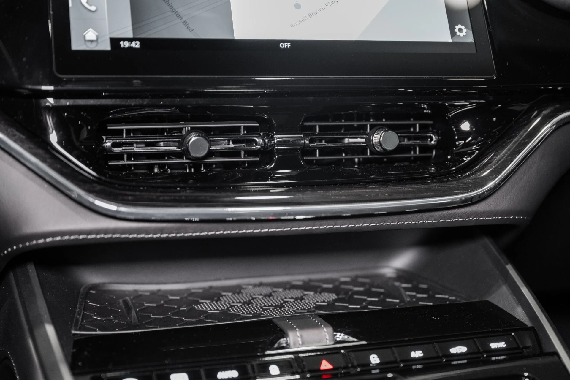 mph031_2051496357_New_2026_Aston_Martin_DBX_707_1765217762_6746d2b722