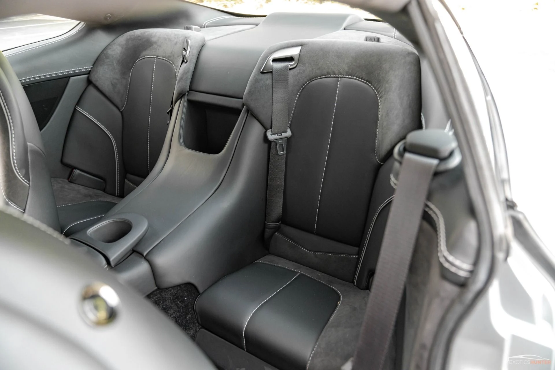 mph031_2068108973_Used_2014_Aston_Martin_Vanquish_Iconic_Skyfall_Silver_w_One77_Steering_Wheel_Carbon_Roof_1721934406_f306ecaee1