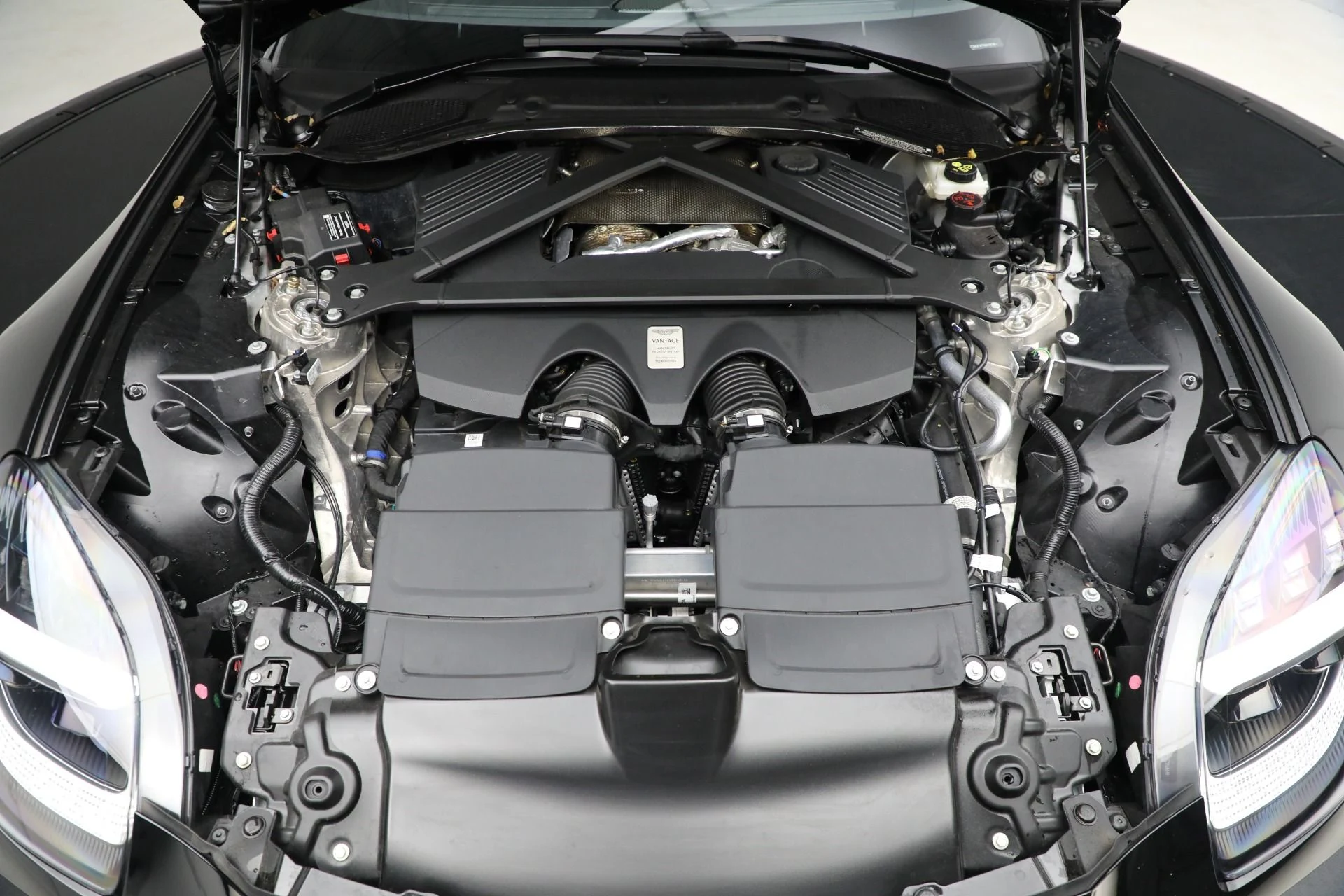 mph031_2070147200_Used_2025_Aston_Martin_Vantage_1763143757_a56e663920