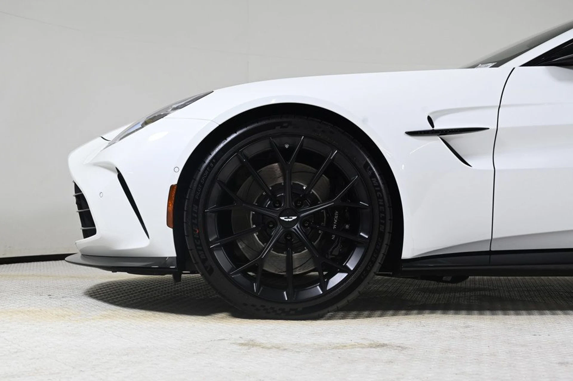 mph031_2084199265_new_2026_aston_martin_vantage_roadster_11350_22950965_31_1024_5ab2b2e2f9