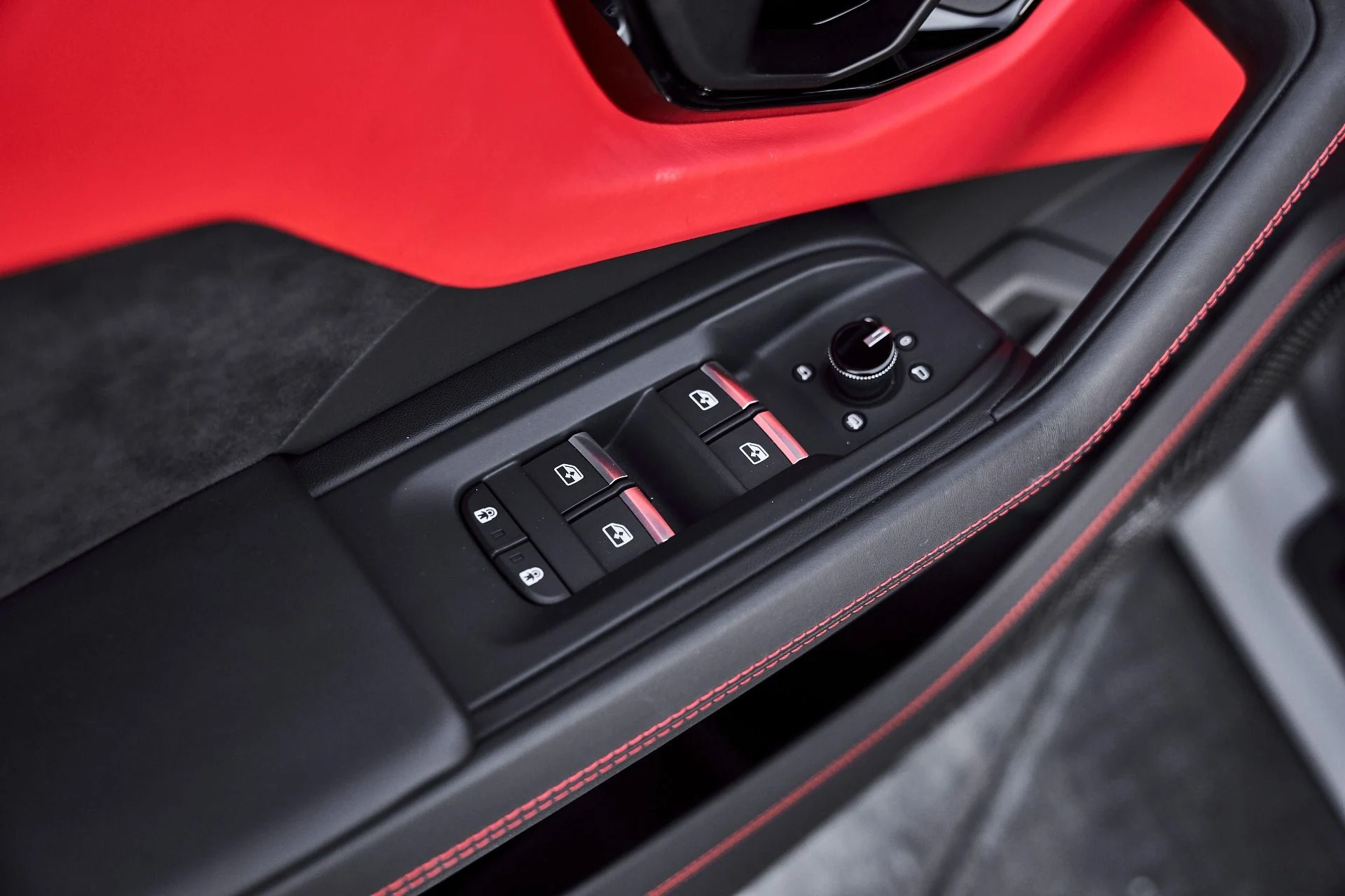 mph031_2093464137_Used_2024_Lamborghini_Urus_S_1779209044_29781e8779