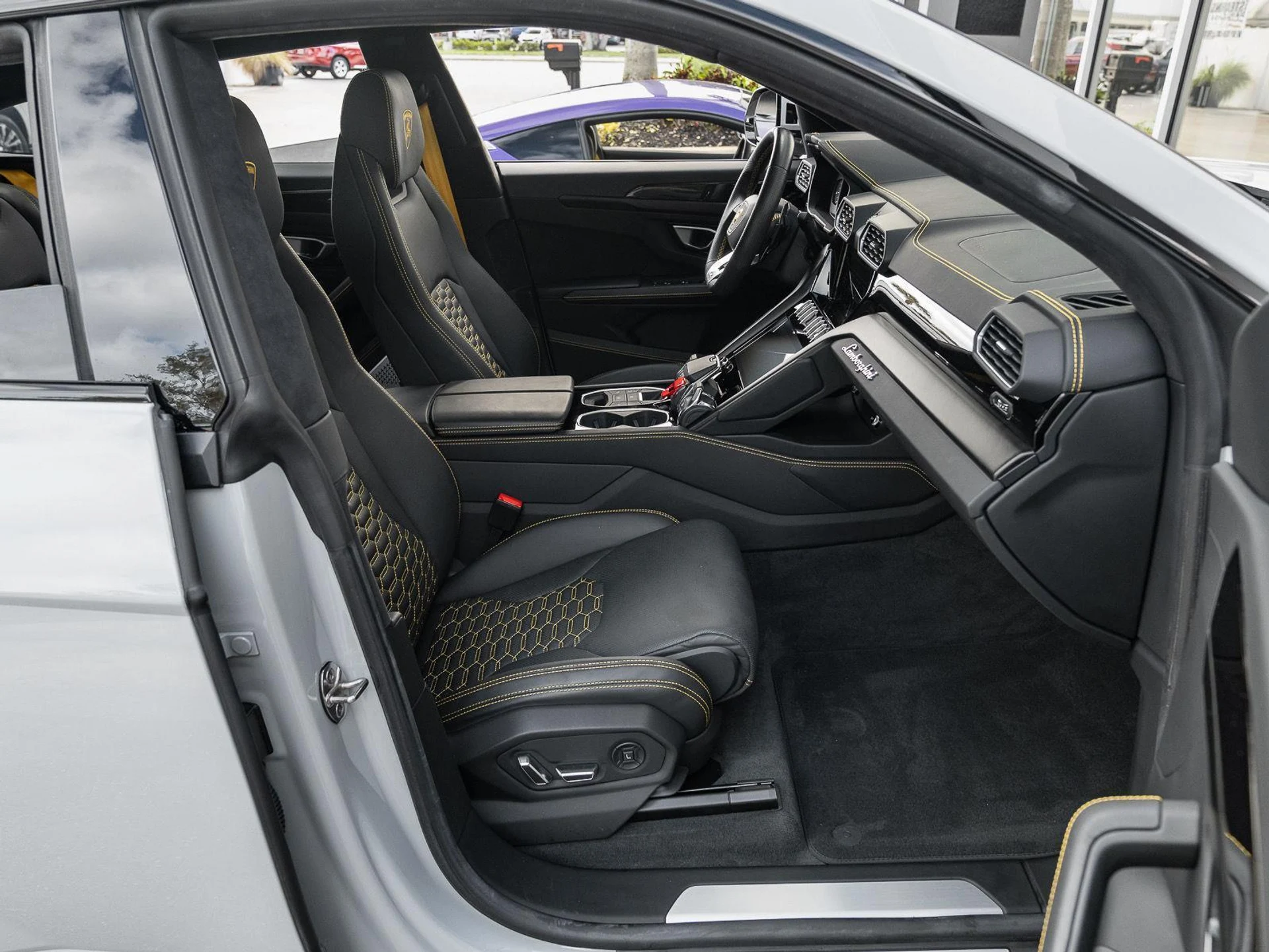 mph031_2116922056_Used_2022_Lamborghini_Urus_AWD_1777086180_0c1623e3b4