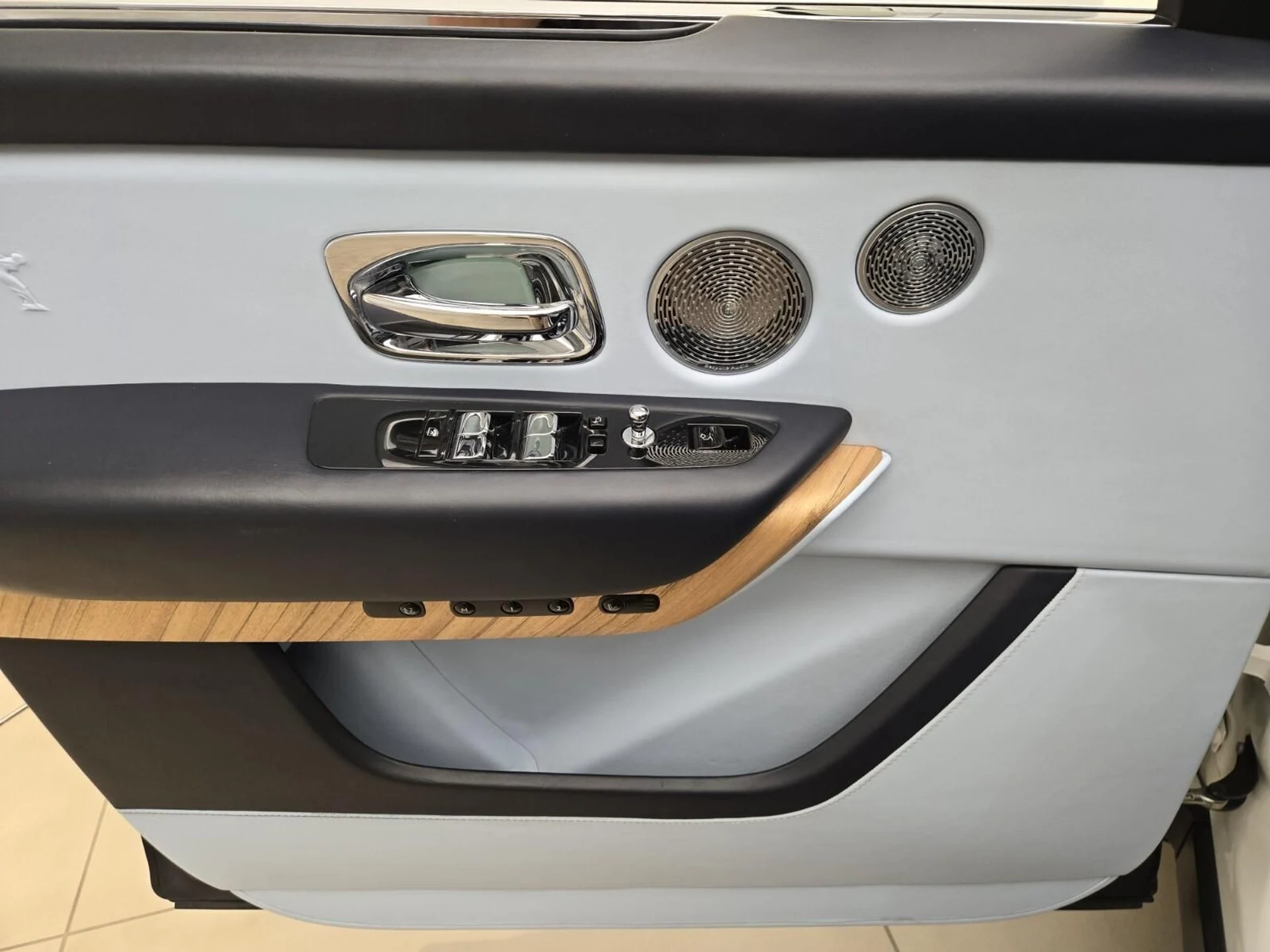 mph031_2132432401_Used_2019_Rolls_Royce_Cullinan_1762329189_c4a76fcd5c