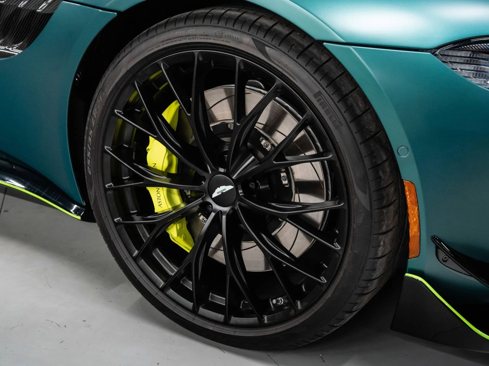 mph031_2147293543_aston_martin_vantage_2023_bac8e916ec