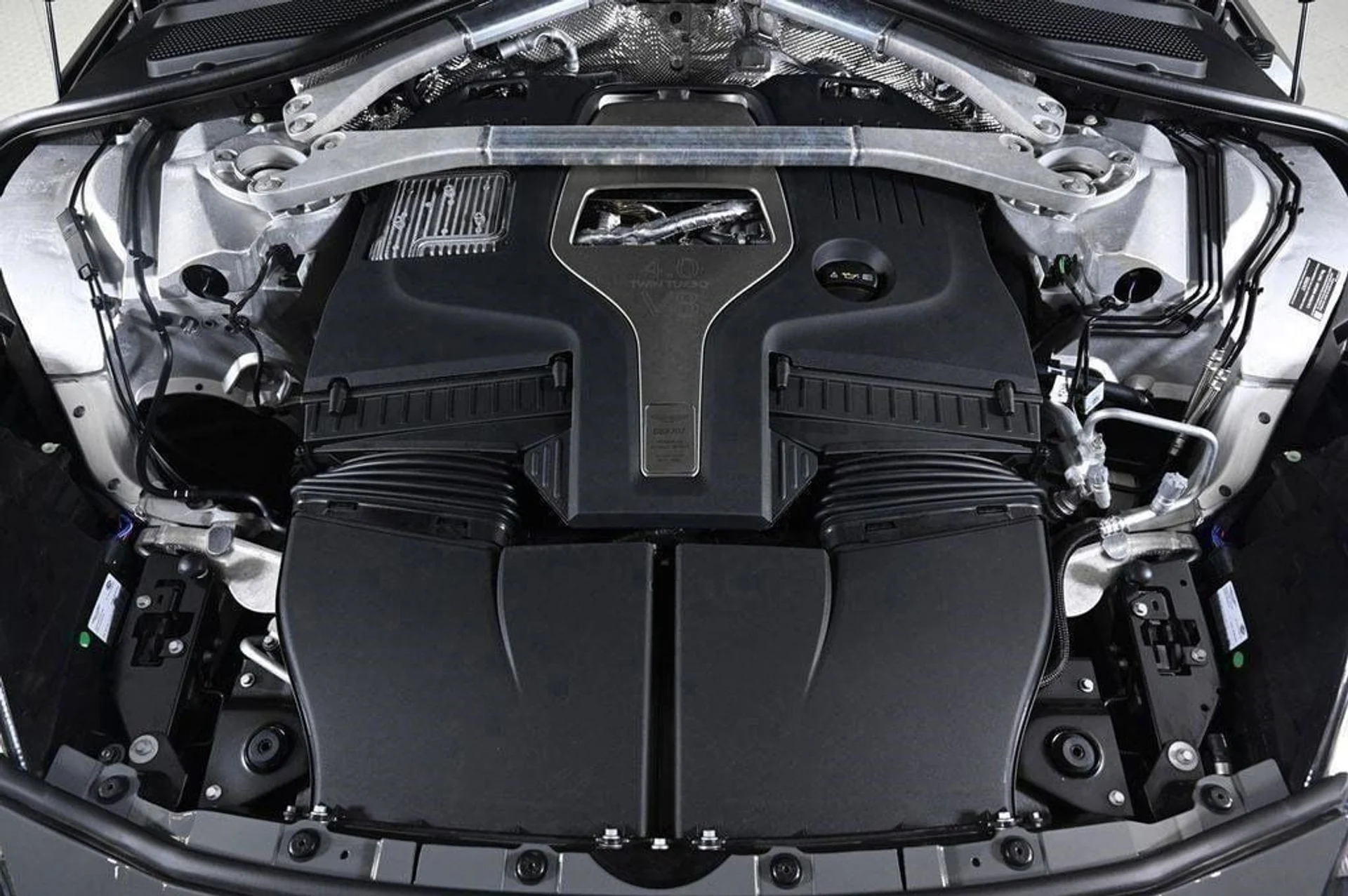 mph031_2164649355_new_2025_aston_martin_dbx_707awd_11350_22854626_31_1024_0c564160d3