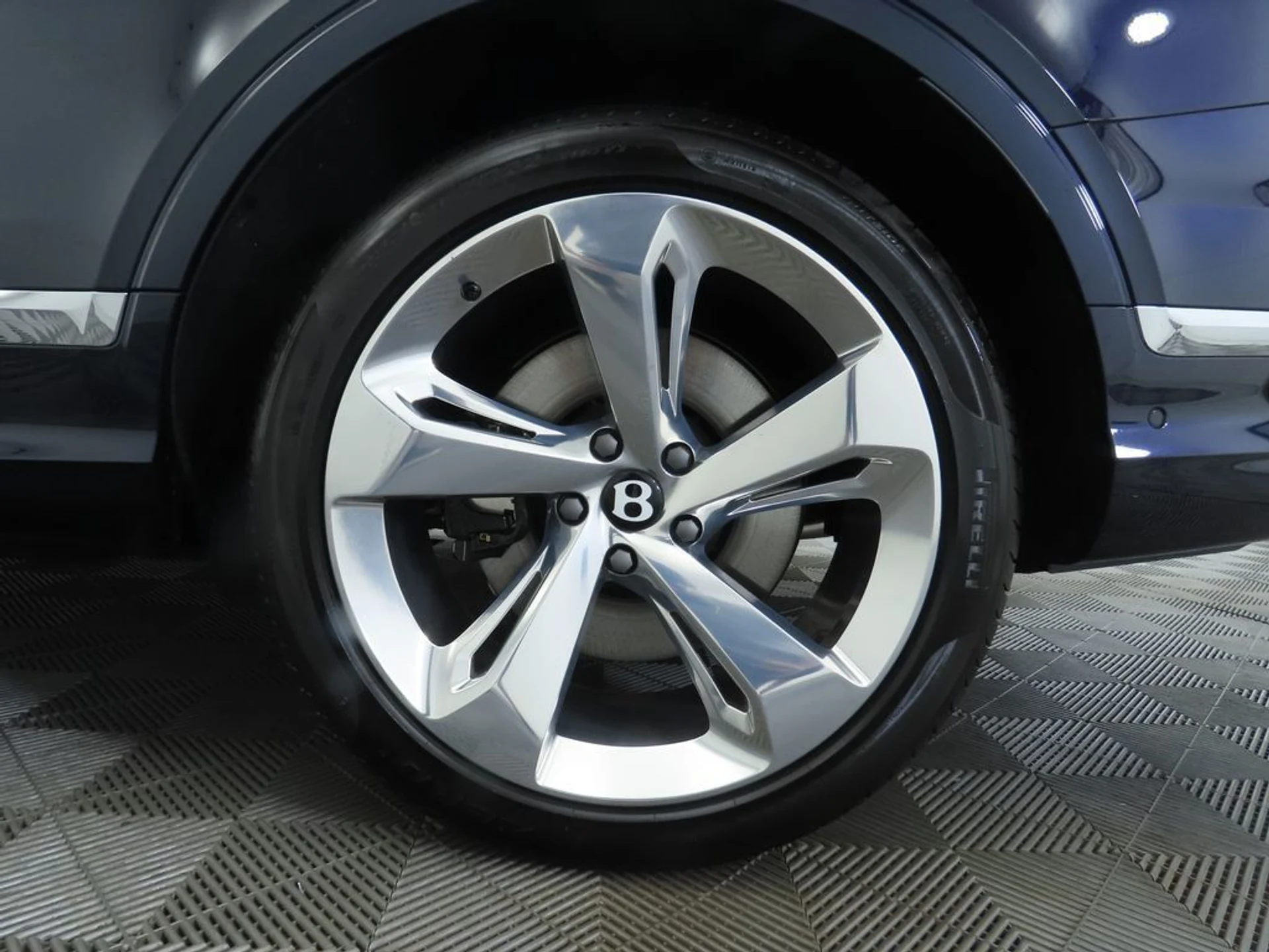 mph031_2190490830_new_2025_bentley_bentayga_v8awd_8119_22910535_32_1024_2ffe32ca61