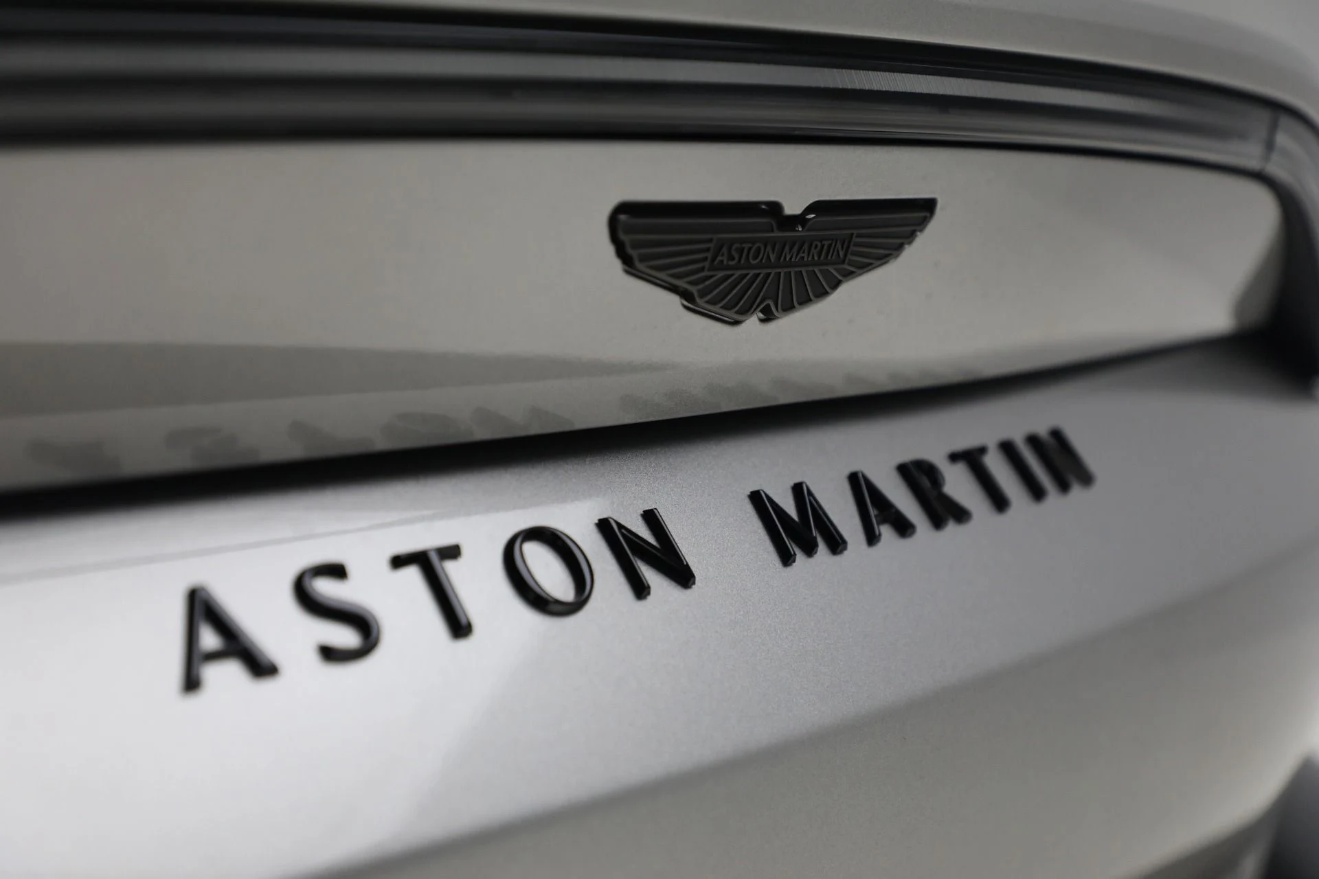 mph031_2194129621_New_2025_Aston_Martin_Vantage_496ba87b5f