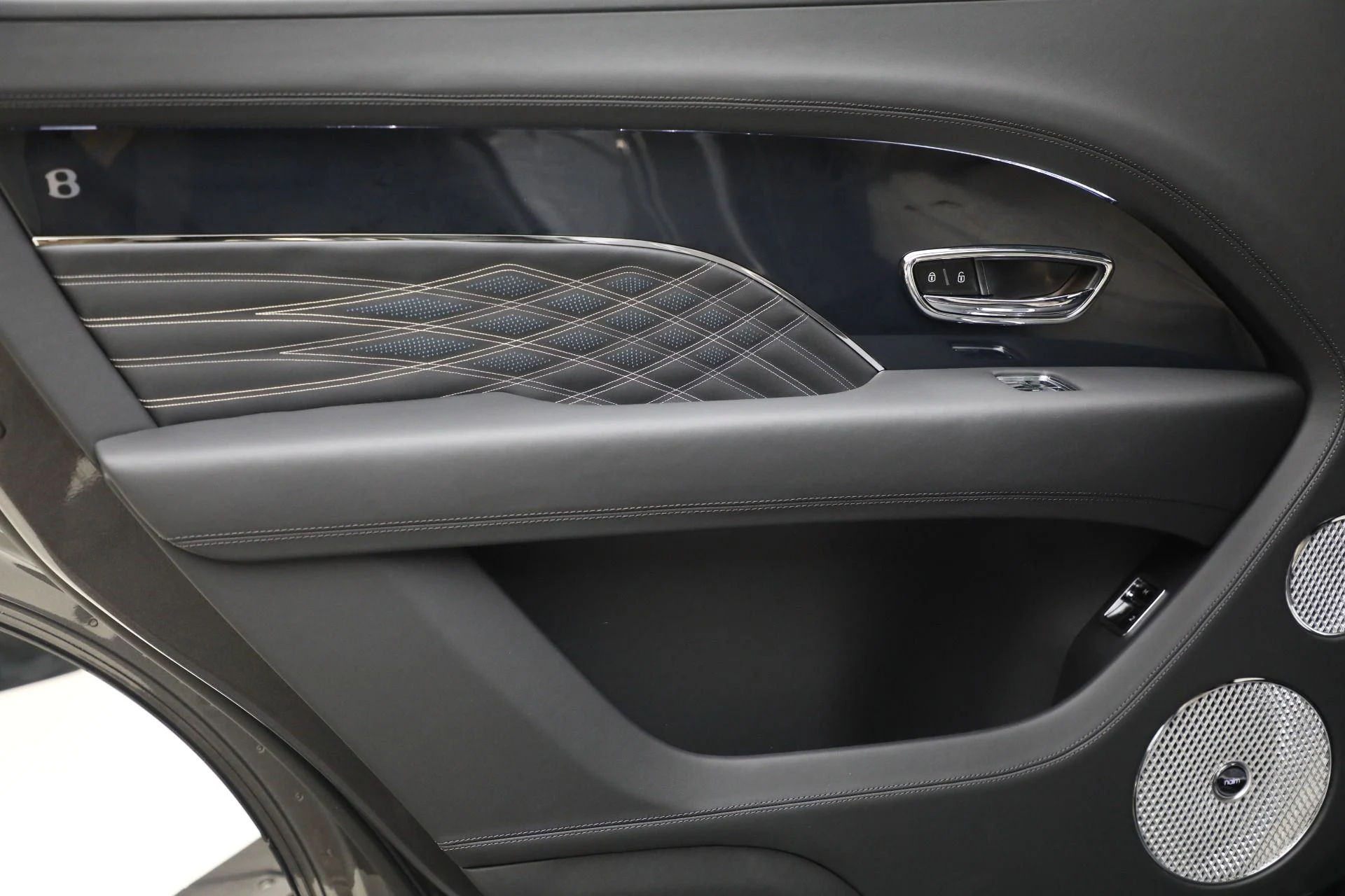 mph031_2194148177_New_2025_Bentley_Bentayga_EWB_Mulliner_V8_53d5058bf0