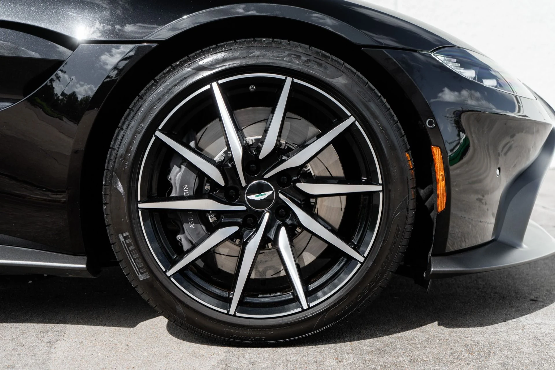 mph031_2213929403_Used_2019_Aston_Martin_Vantage_1789496200_4357a3ba8d