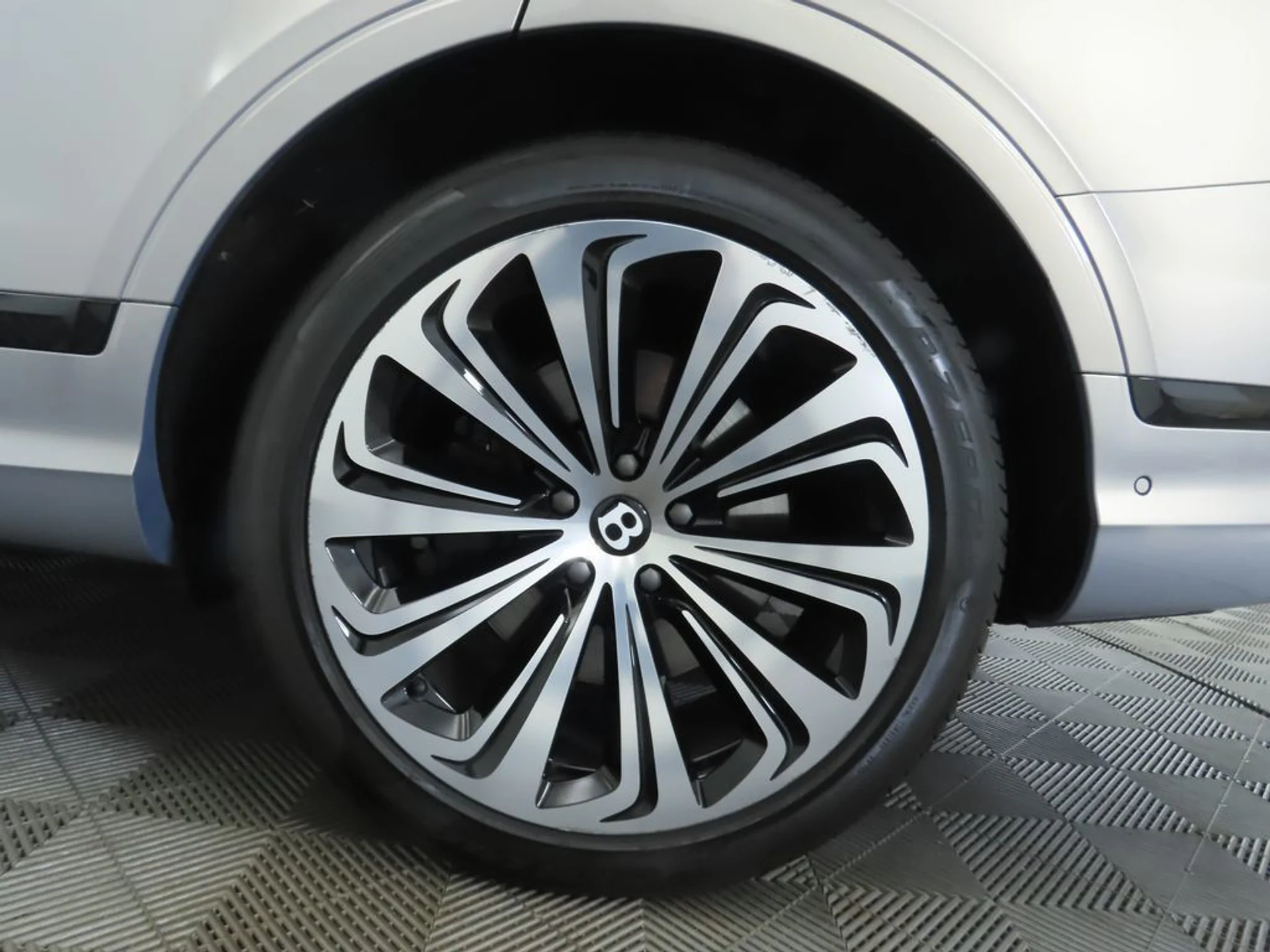 mph031_2215607362_used_2022_bentley_bentayga_v8awd_8119_22936219_32_1024_0ac1db739e