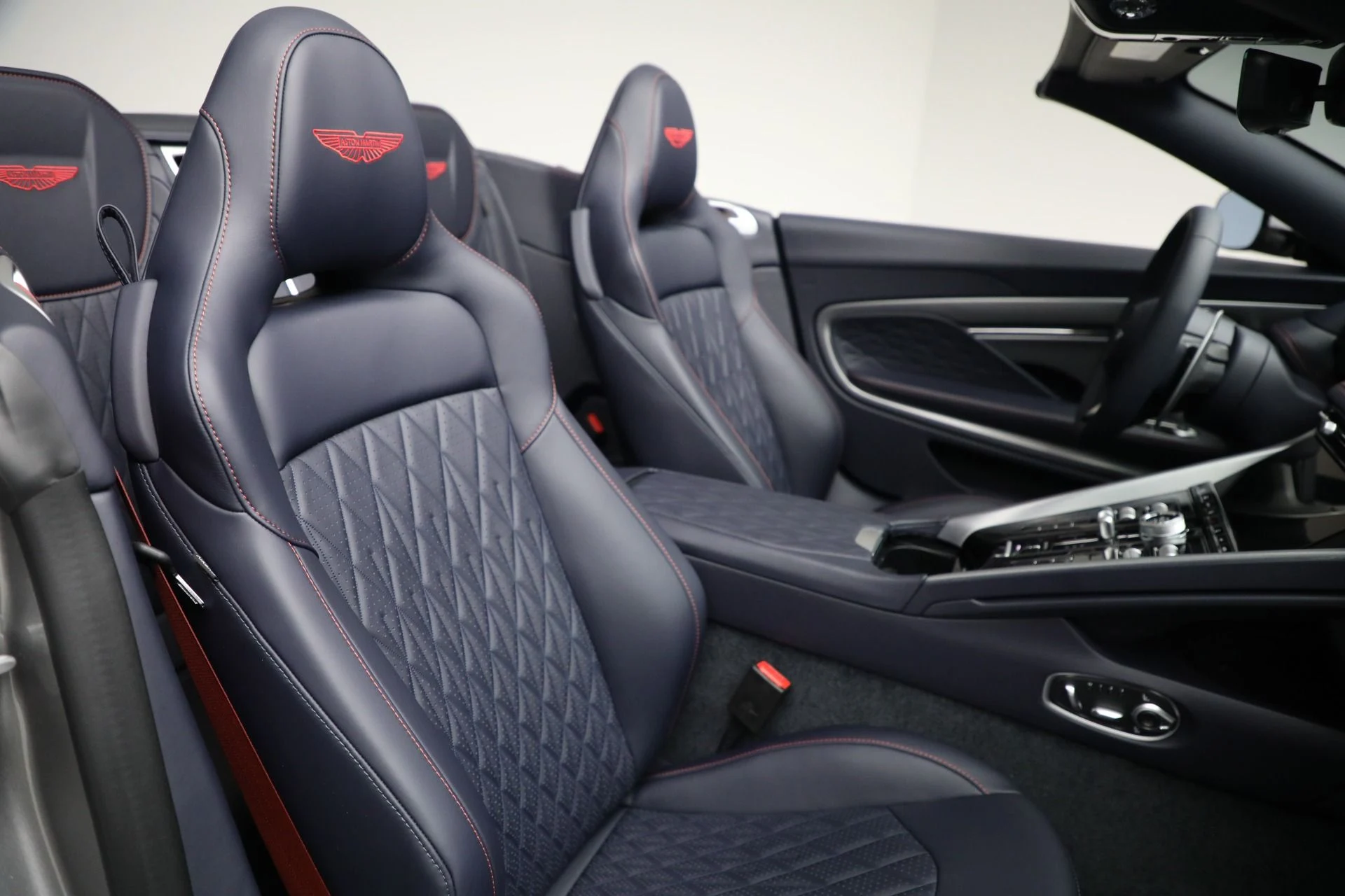 mph031_223033801_New_2025_Aston_Martin_DB_12_Volante_0bbdb8e613