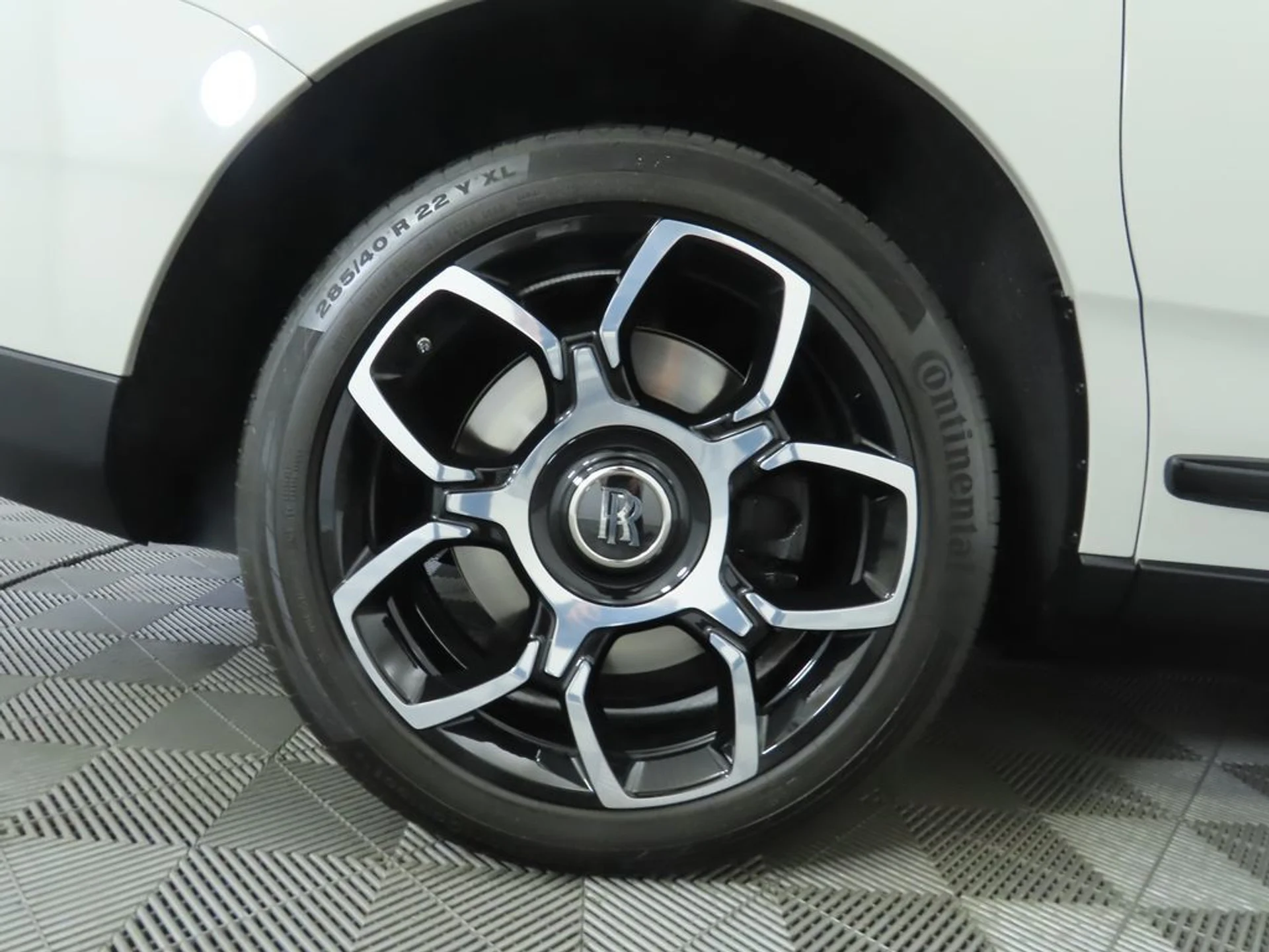 mph031_2245715483_used_2023_rolls_royce_cullinan_blackbadgesportutility_8119_22957248_32_1024_9666bfea6c