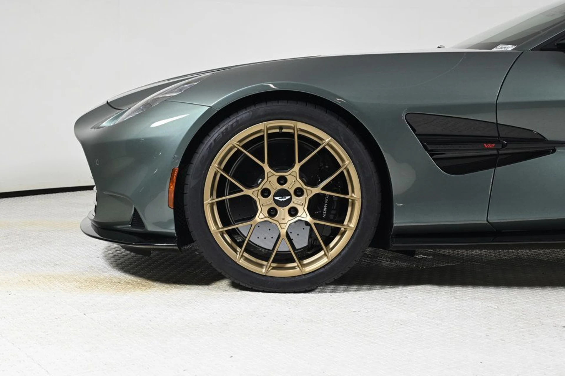 mph031_2261147639_new_2025_aston_martin_vanquish_coupe_11350_22897480_31_1024_0066ce9d6a