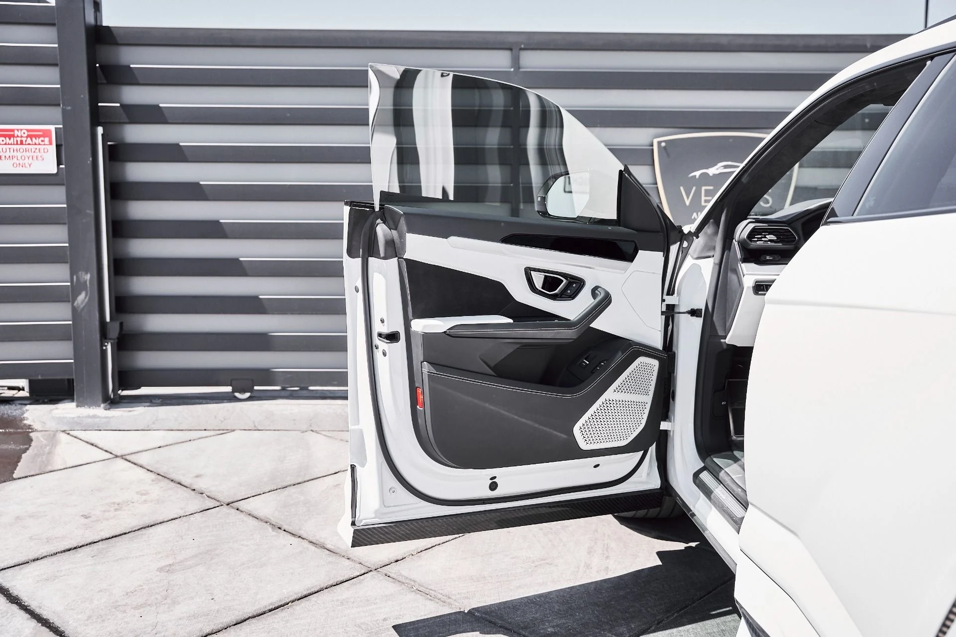 mph031_2296073199_Used_2019_Lamborghini_Urus_Base_1776301845_9e90ae20e0