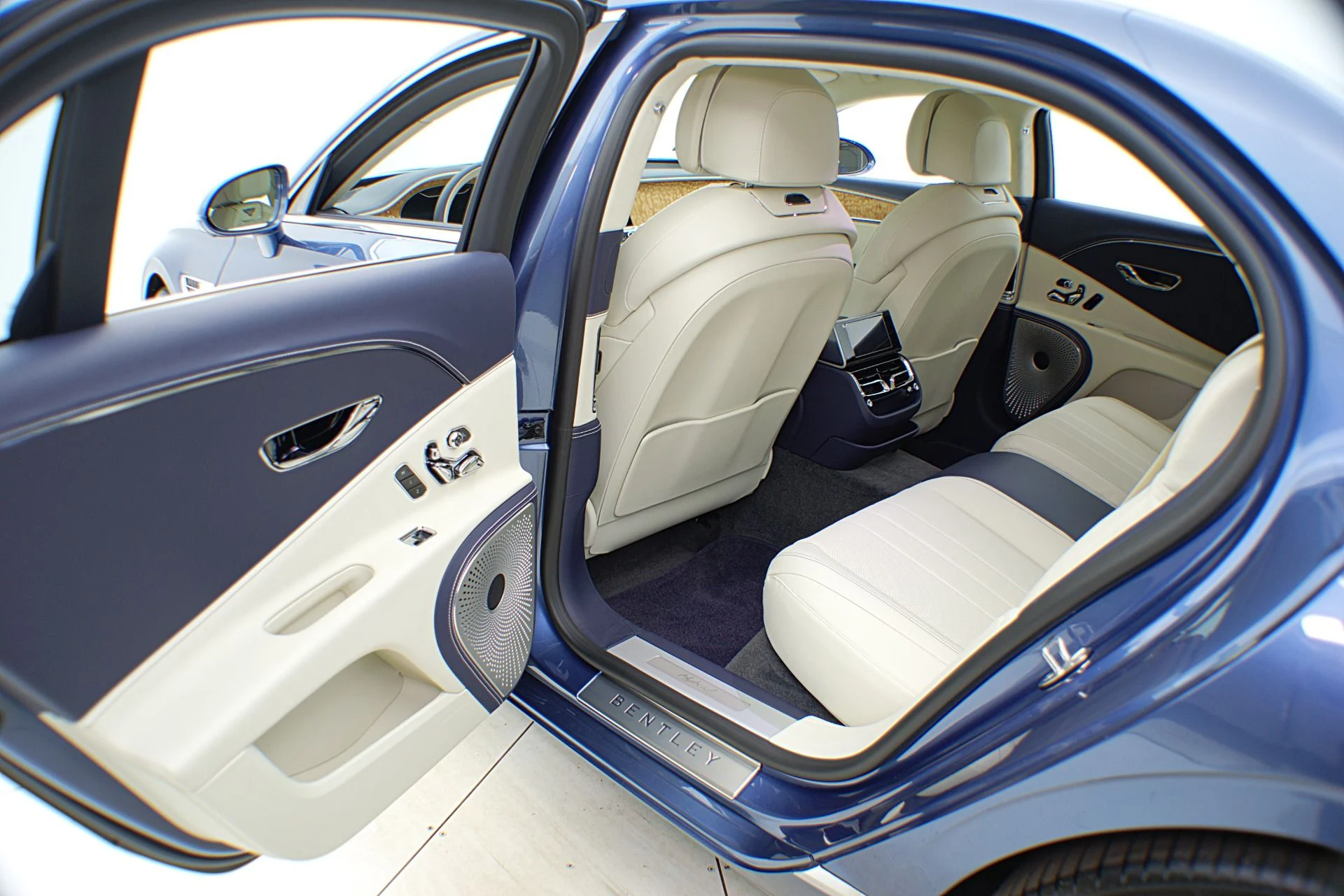 mph031_2316435314_Used_2022_Bentley_Flying_Spur_Hybrid_70ab76393b