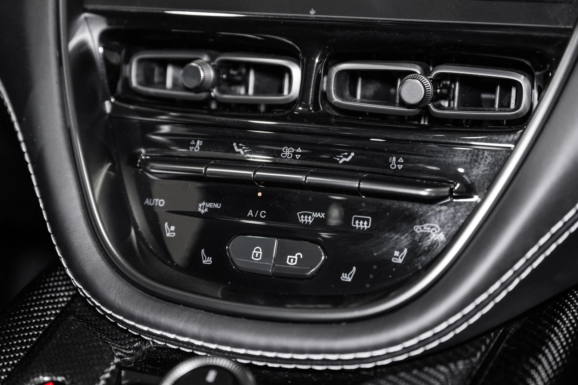 mph031_2320367483_New_2023_Aston_Martin_DBX_707_1785777382_597ac72e0e