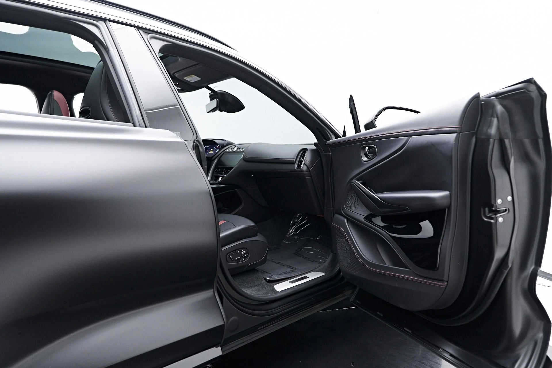 mph031_2326727768_Used_2023_Aston_Martin_DBX_707_1754786768_8821ff2346