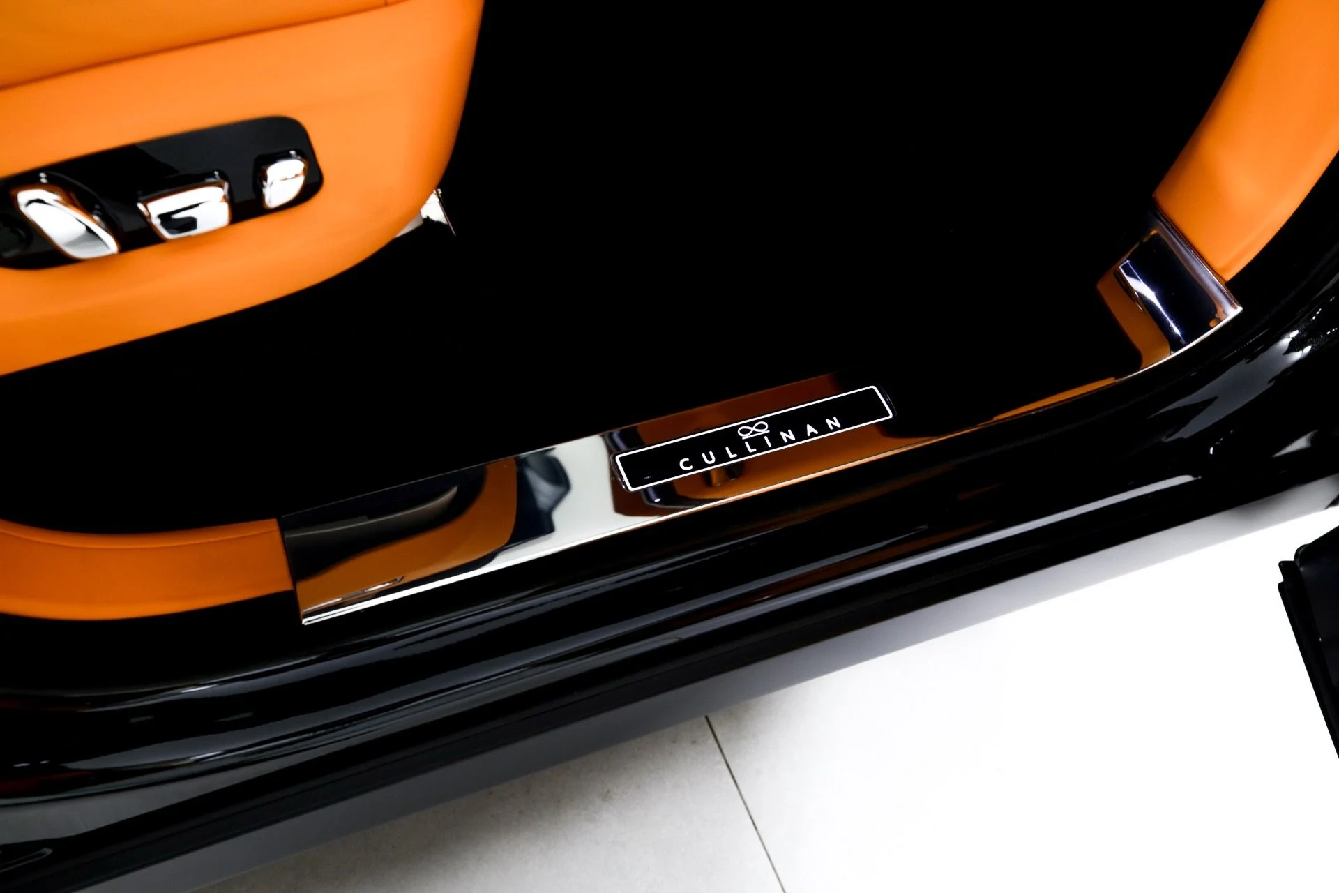 mph031_2331165578_Used_2023_Rolls_Royce_Black_Badge_Cullinan_1715880201_fc4b0641b4