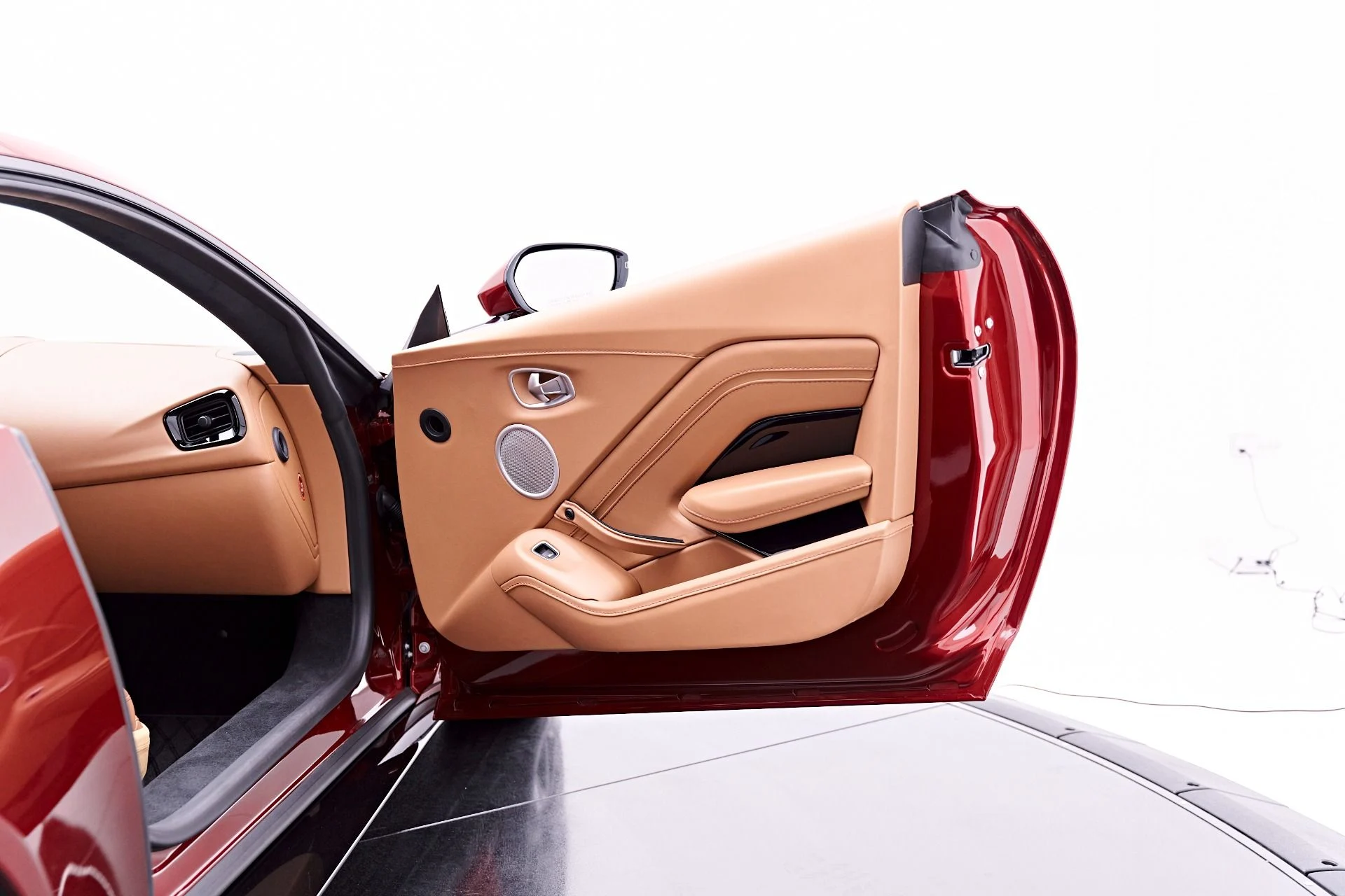 mph031_2360531167_Used_2020_Aston_Martin_Vantage_Base_1777504295_76fba13972