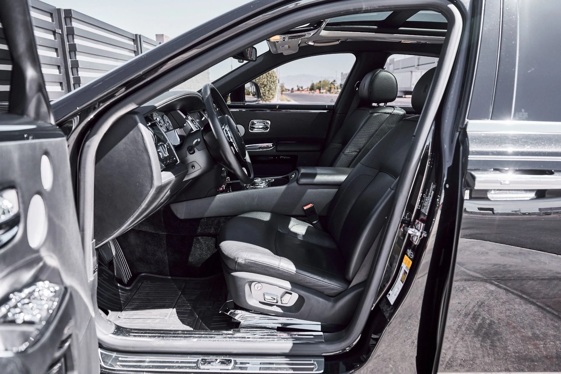 mph031_2377772417_Used_2014_Rolls_Royce_Ghost_Base_1781025969_2a80671754