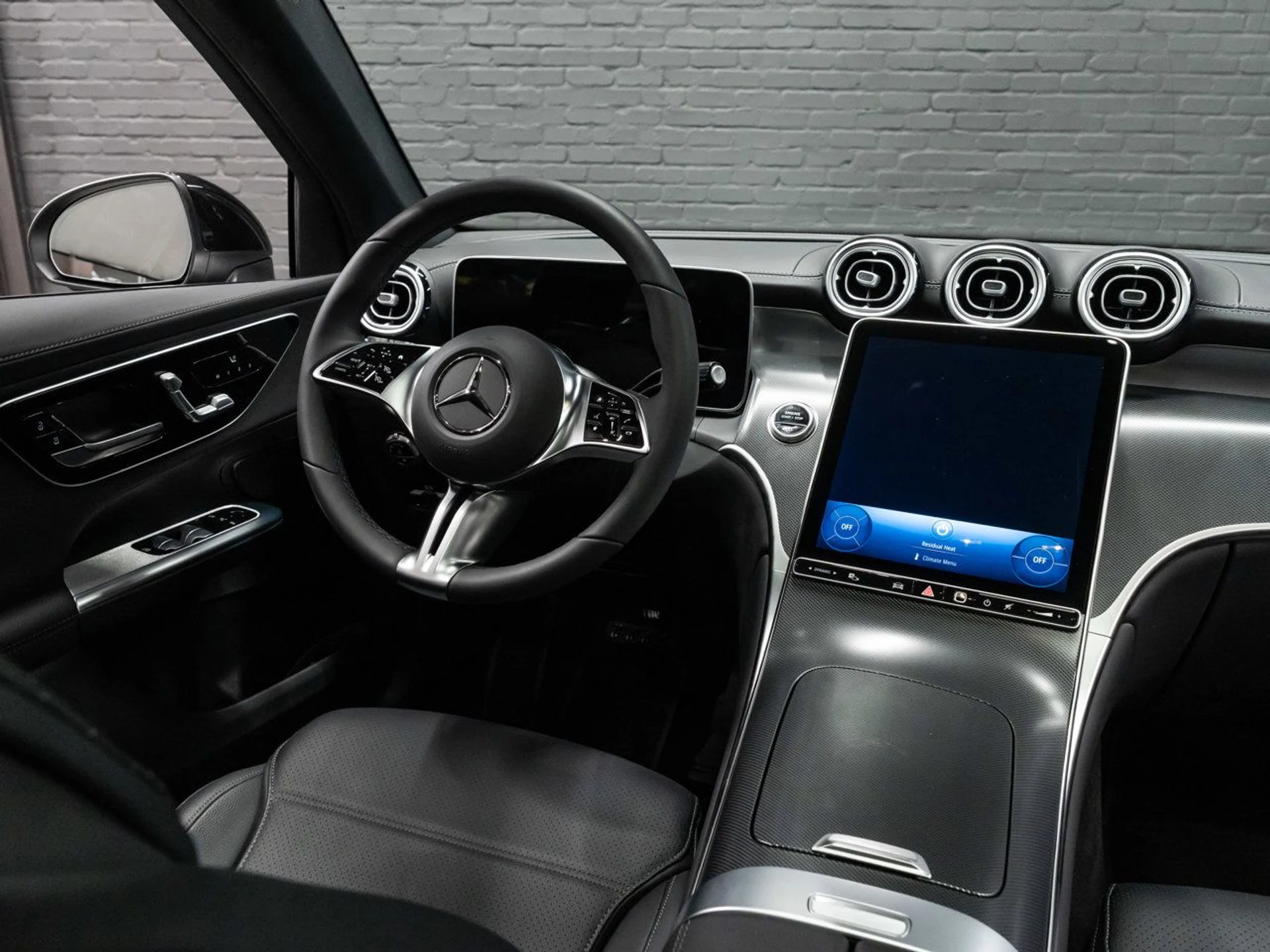 mph031_2394928042_mercedes_benz_glc_2025_b4b8f4f86d