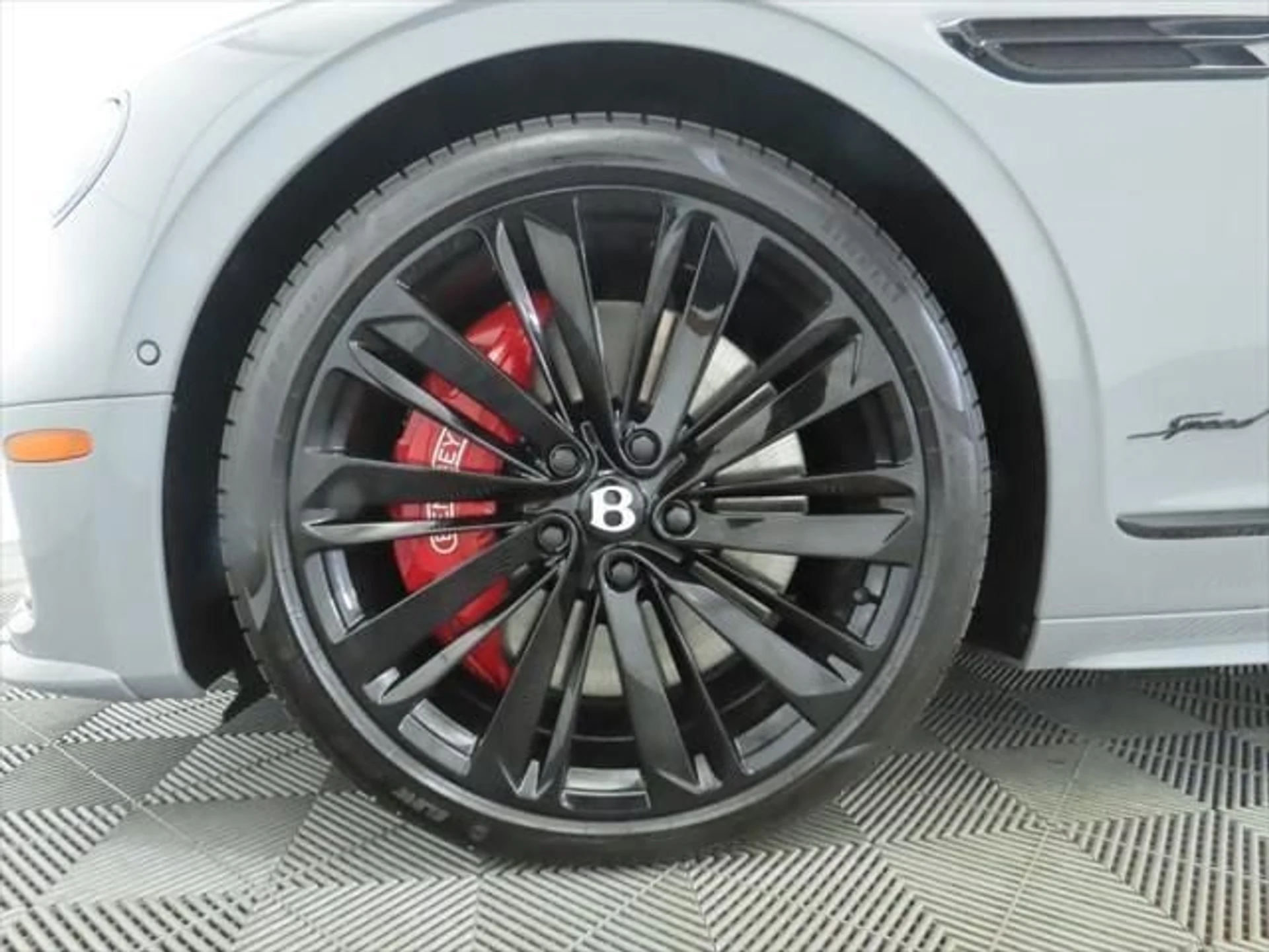 mph031_2433649123_used_2025_bentley_flying_spur_speedsedan_8119_23010075_32_640_b2e8d00580