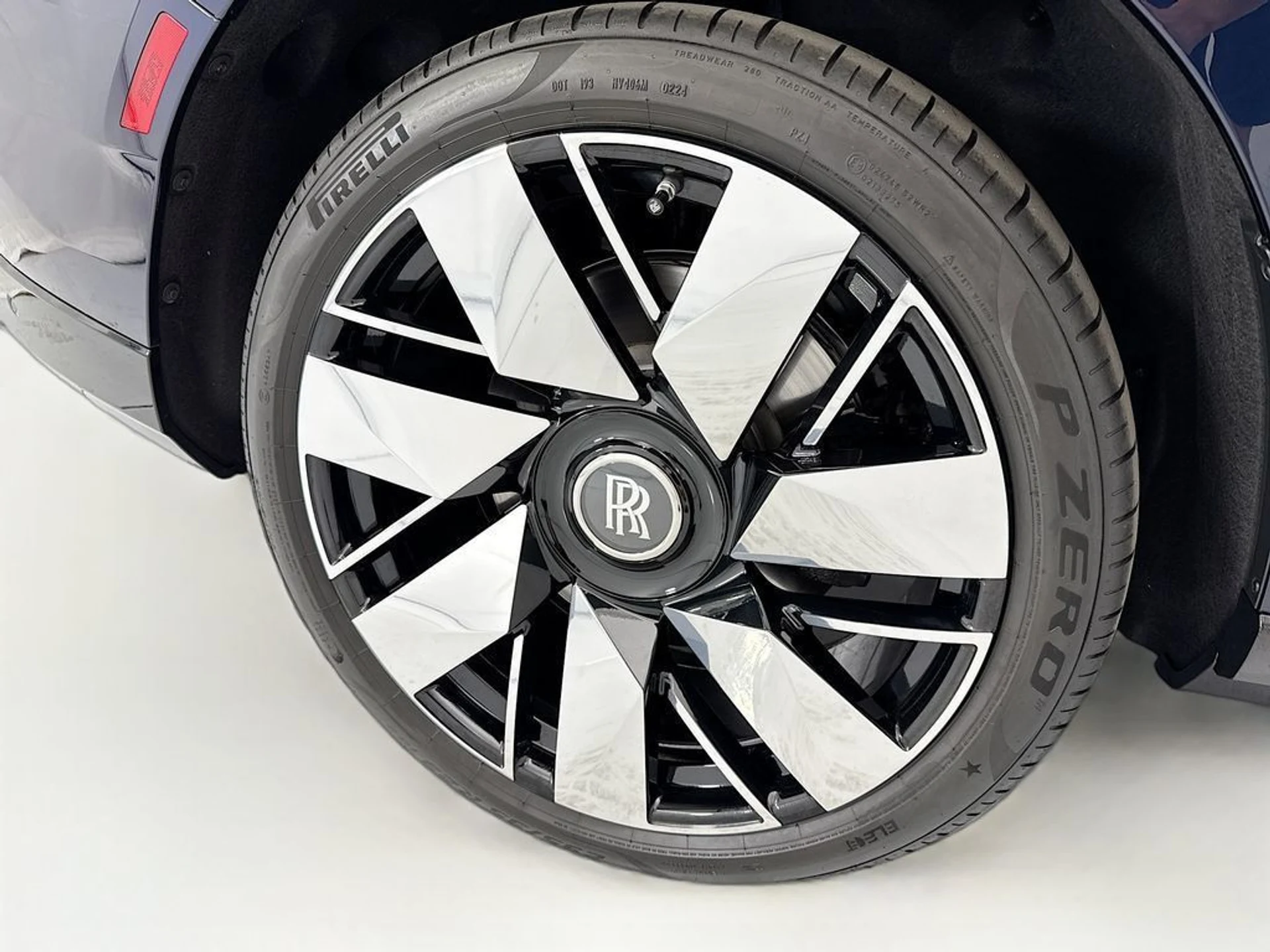 mph031_2452769527_used_2026_rolls_royce_cullinan_sportutility_8119_23009484_32_1024_feb20f3a26