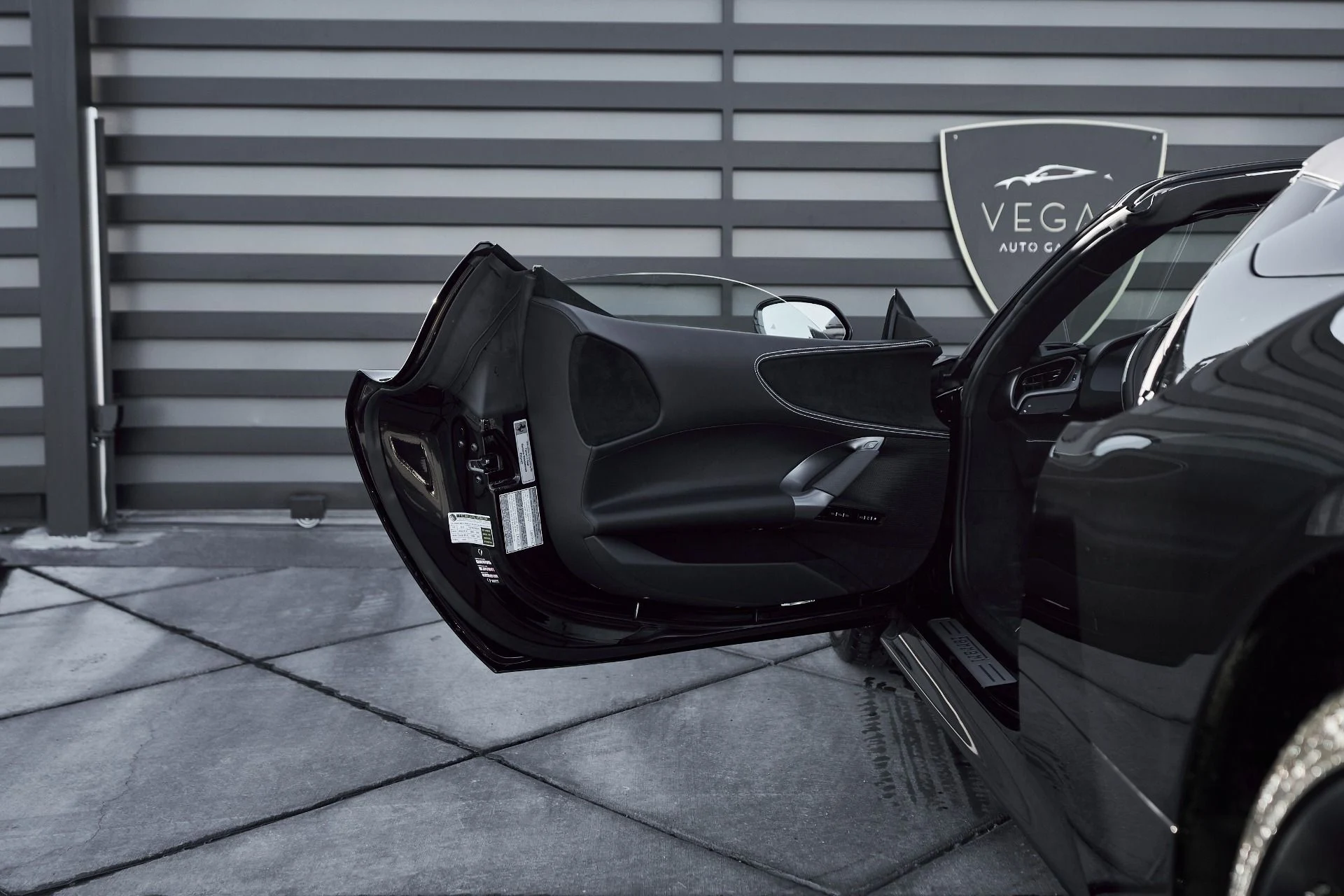 mph031_2453776561_Used_2025_Ferrari_SF_90_Spider_1764059270_b96edc14b8