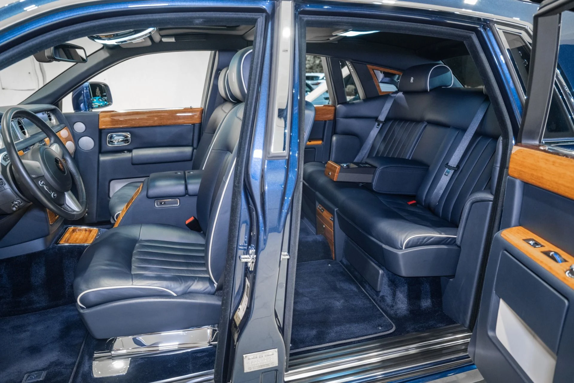 mph031_245887014_Used_2011_Rolls_Royce_Phantom_1782236196_ef0df156ba