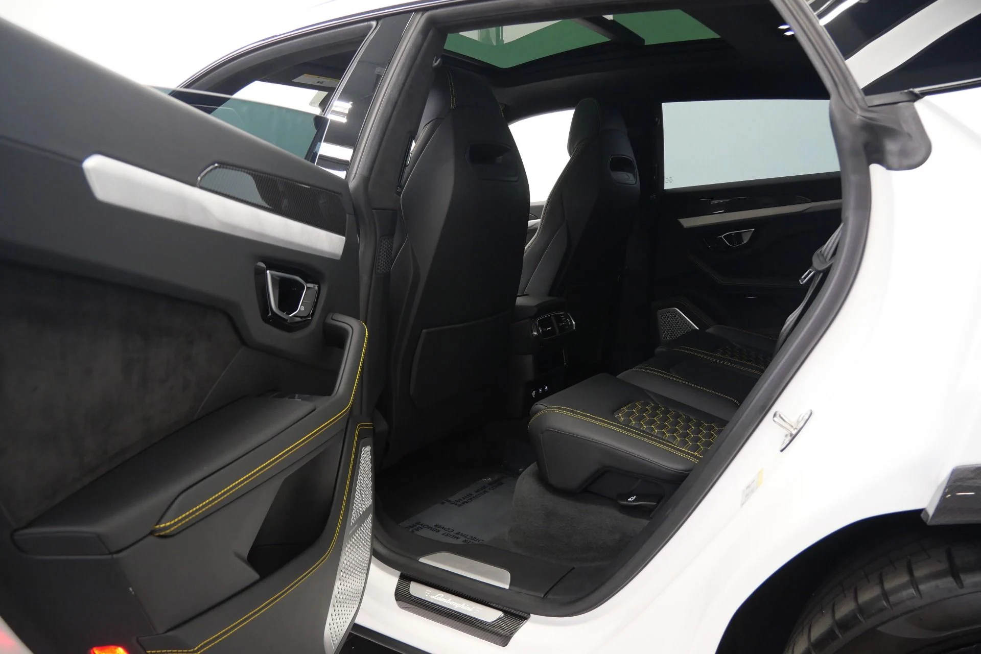 mph031_2474883829_Used_2021_Lamborghini_Urus_Carbon_Fiber_Packs_Inside_and_Out_23_Inch_Wheels_1775930480_4db19169d9