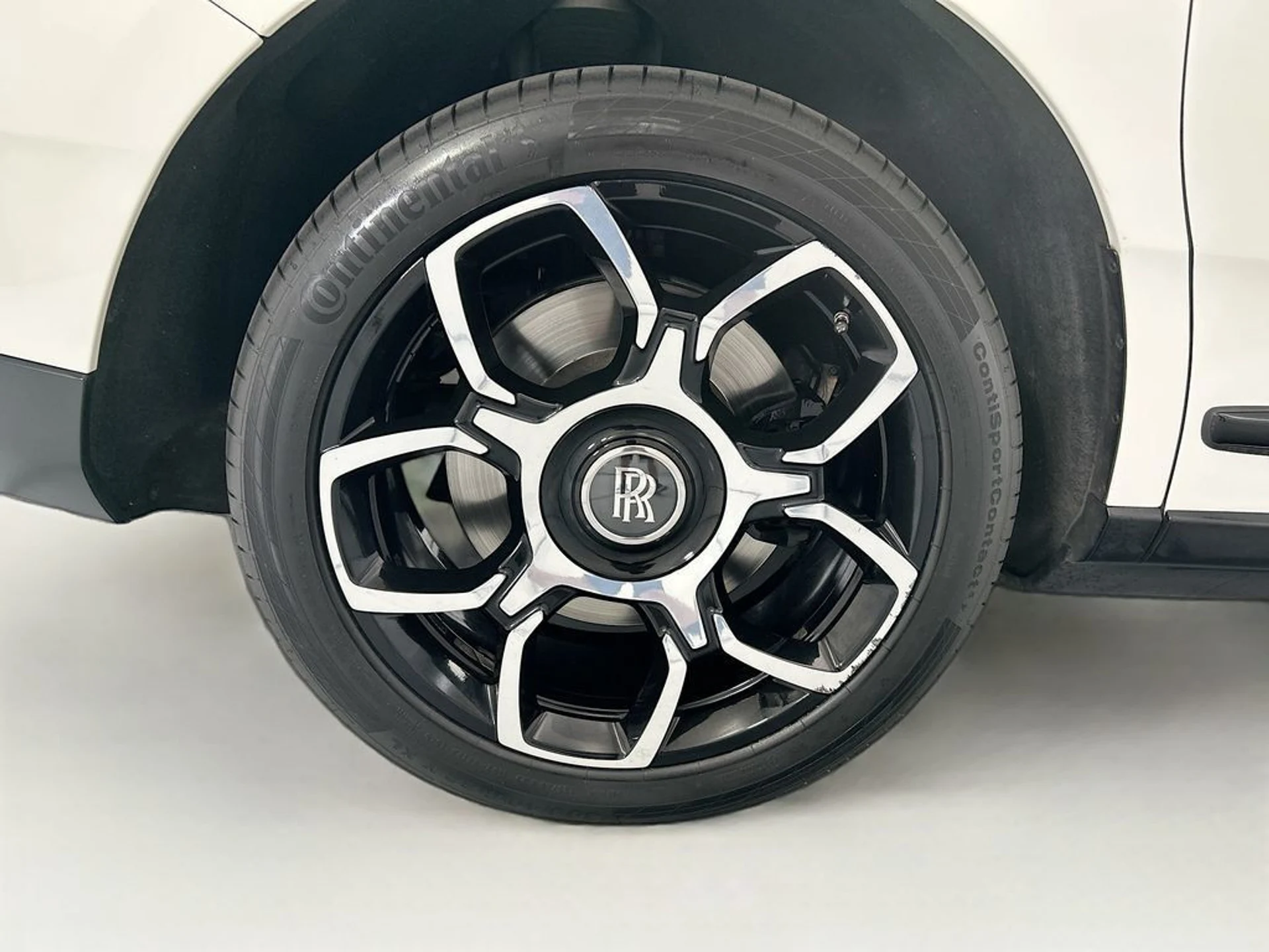 mph031_2479367284_used_2021_rolls_royce_cullinan_sportutility_8119_23020576_32_1024_9356576c94