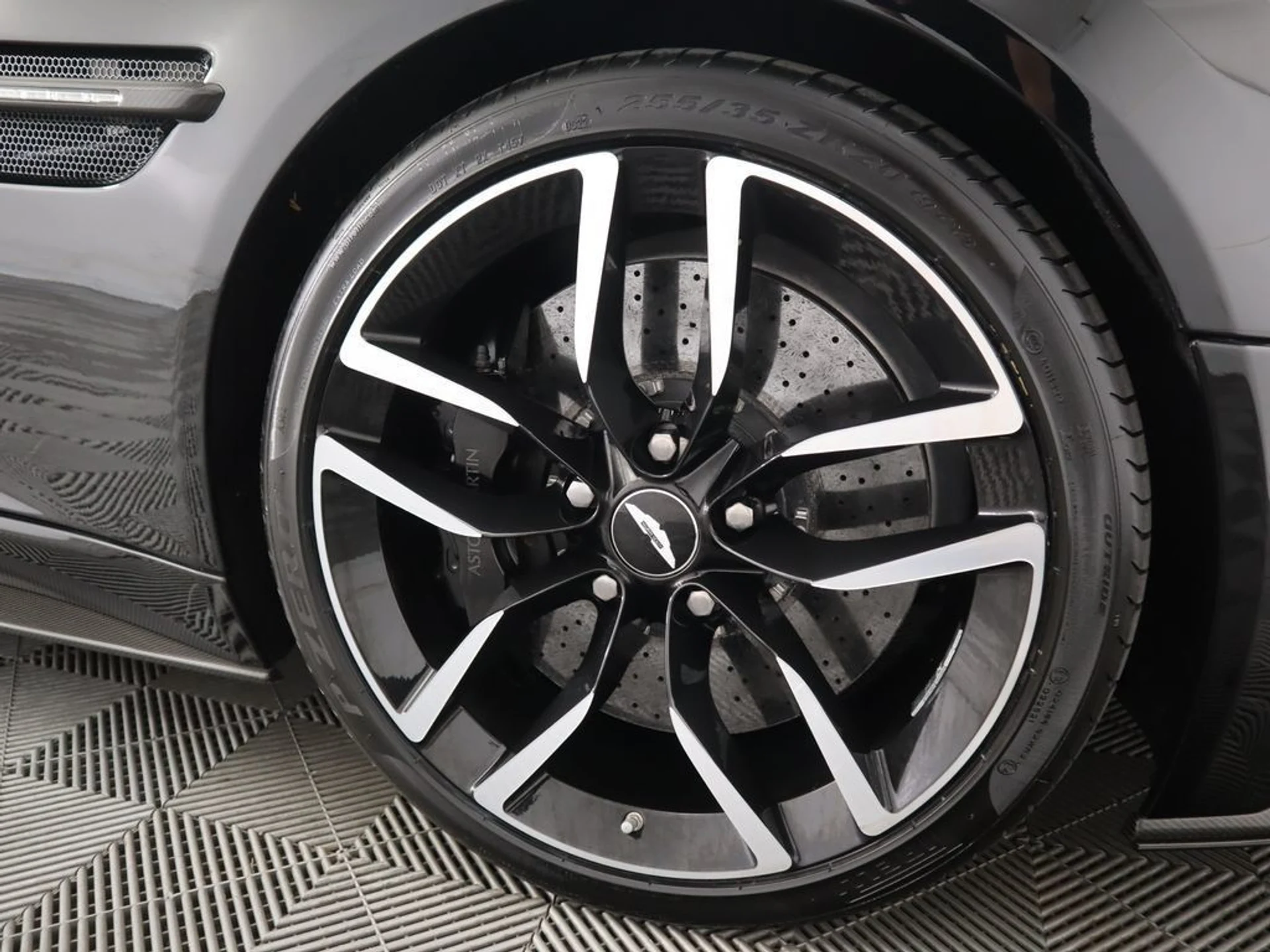 mph031_2483852728_used_2015_aston_martin_vanquish_2drcoupe_8119_22944423_32_1024_28ab43d792