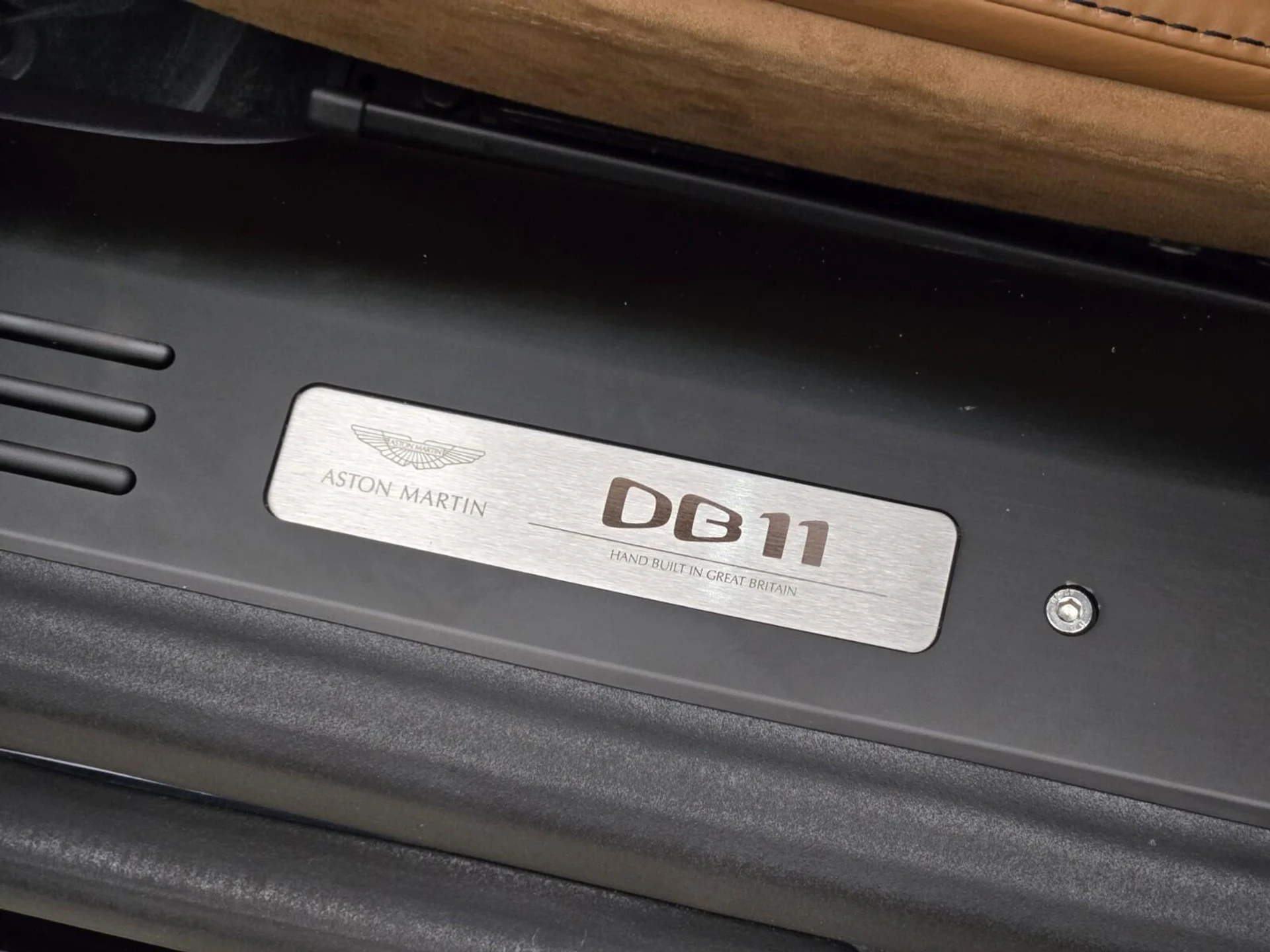 mph031_2510205_Used_2021_Aston_Martin_DB_11_1764057888_5fc327b5ed
