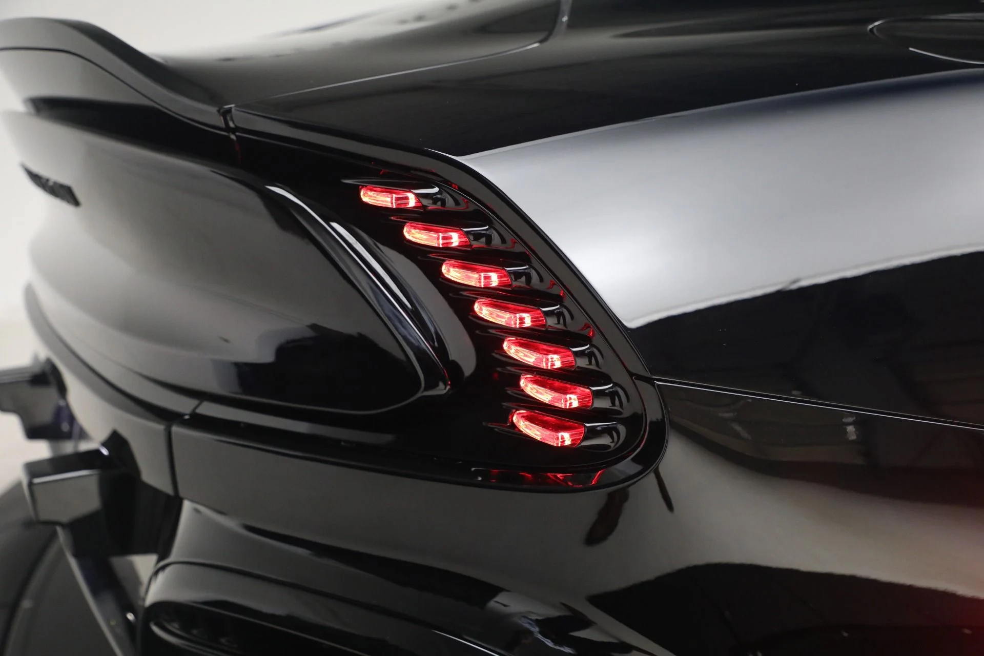 mph031_2510432457_Used_2025_Aston_Martin_Vanquish_1789418284_ea58fc7b39