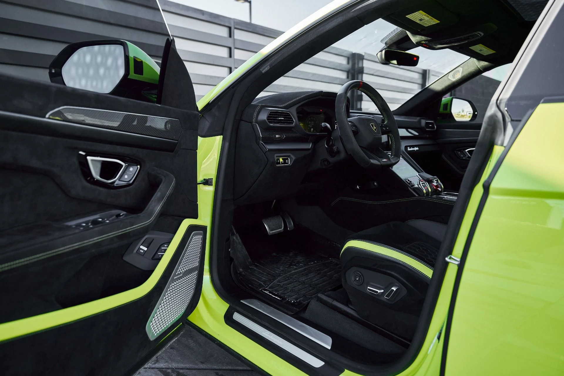 mph031_2529319866_Used_2024_Lamborghini_Urus_Performante_1771724626_fe28fb362a