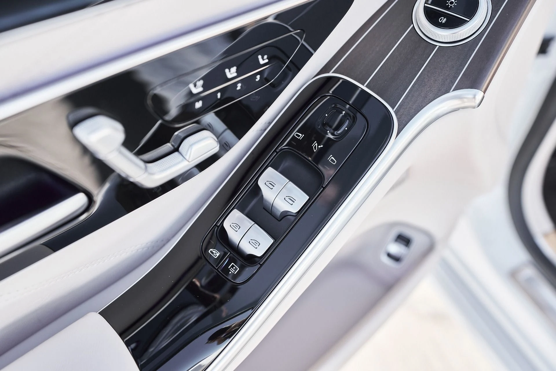 mph031_2561890582_Used_2025_Mercedes_Benz_S_Class_Maybach_S_680_1761611087_1bc5f86a4b