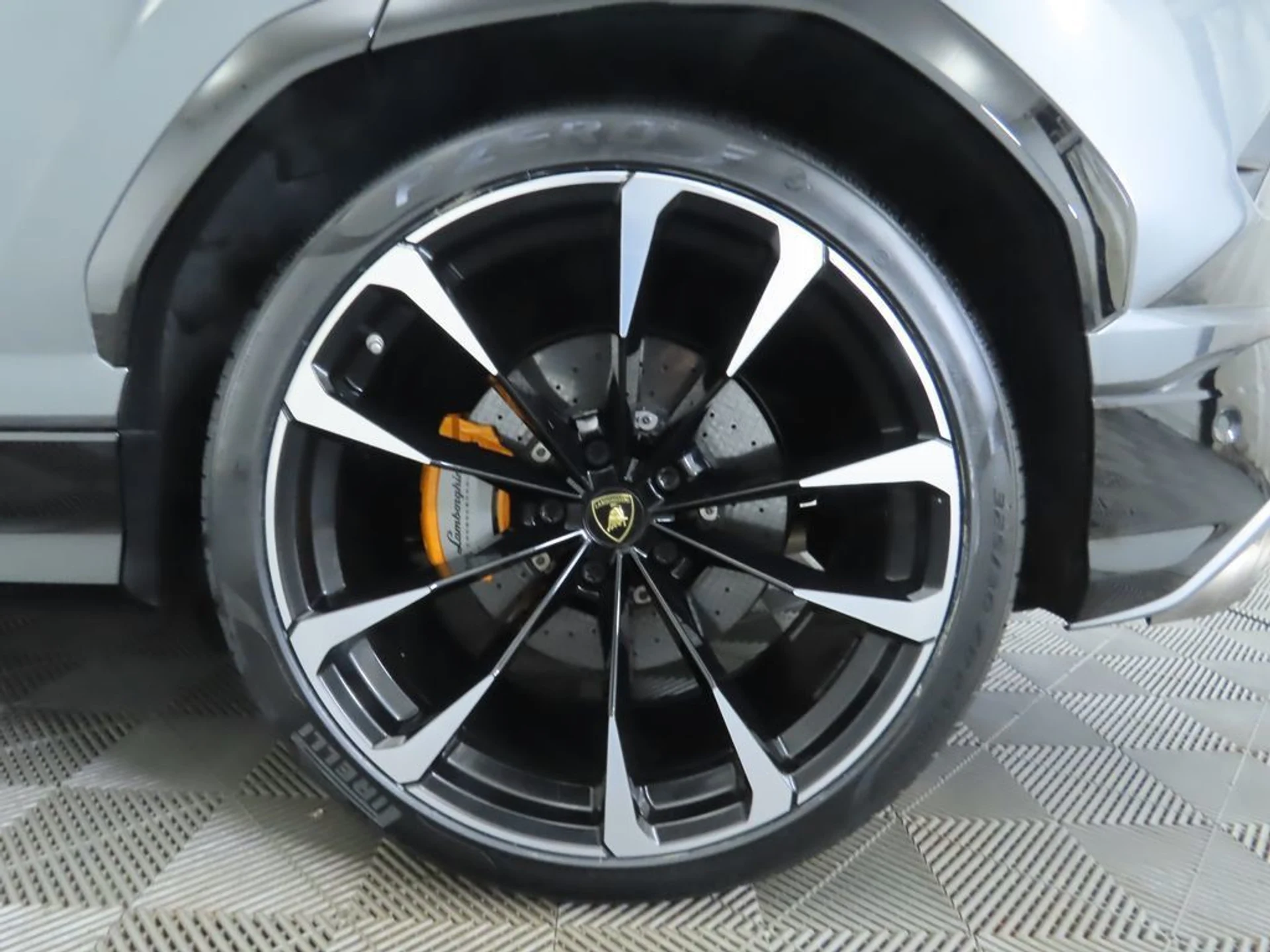 mph031_2564184124_used_2020_lamborghini_urus_awd_8119_22948232_32_1024_385054fb3d