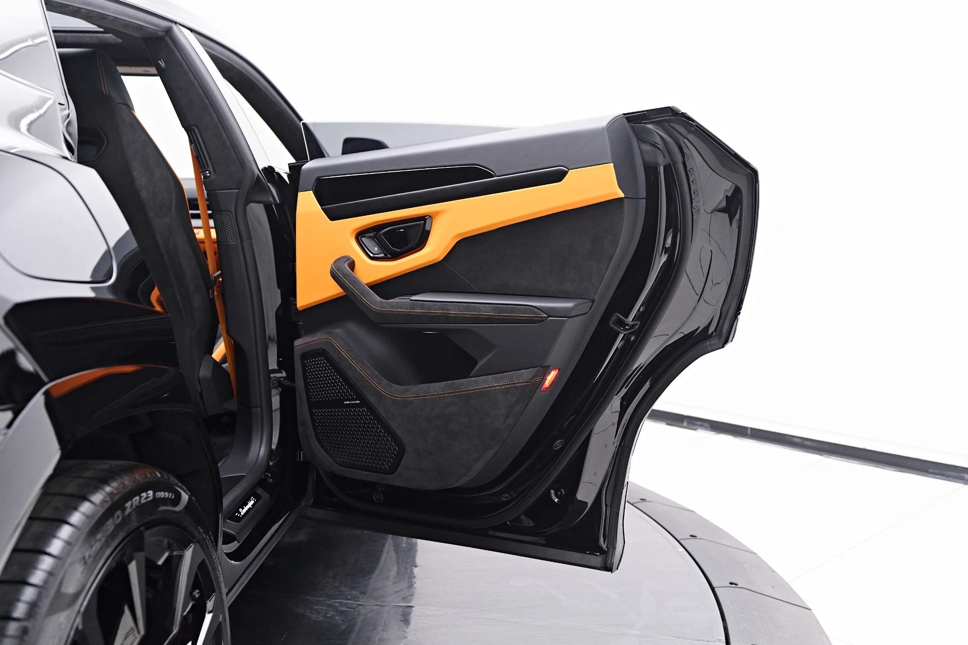 mph031_2585420351_Used_2024_Lamborghini_Urus_S_1759191679_51122a1476