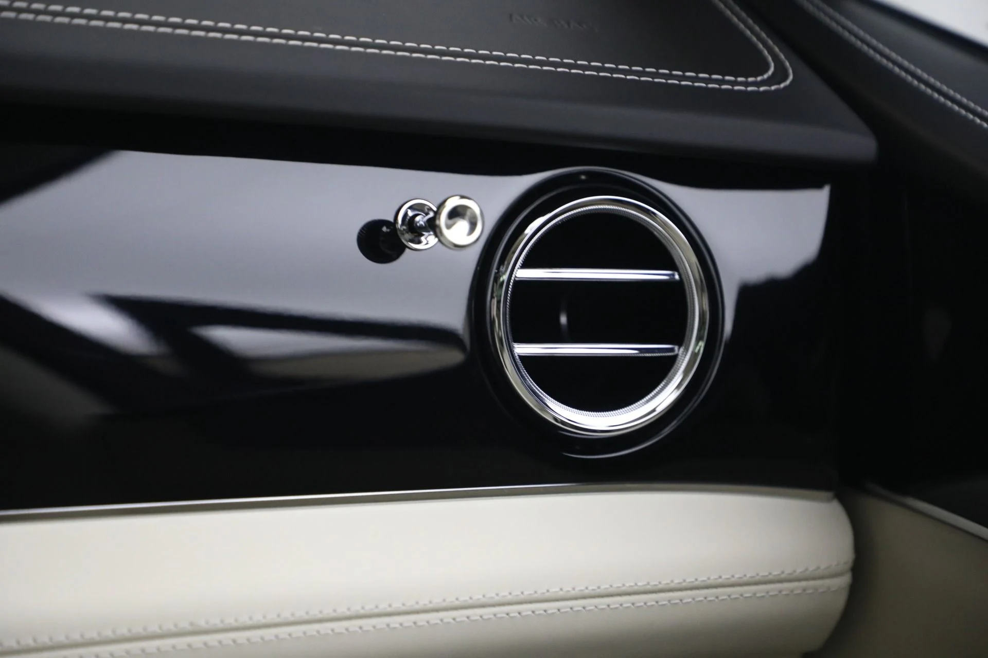 mph031_2603790864_Used_2022_Bentley_Bentayga_V8_1777753010_be40f5f584