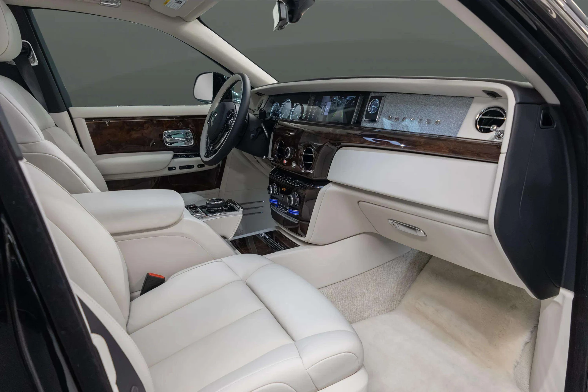 mph031_2616806651_9a02d0db_9b10_4ddd_a171_f2902698430d_202420_Rolls_Royce20_Phantom20_Extended20_Wheelbase2028_SCATT_8_C02_RU_22331429_32_7d1726f55f