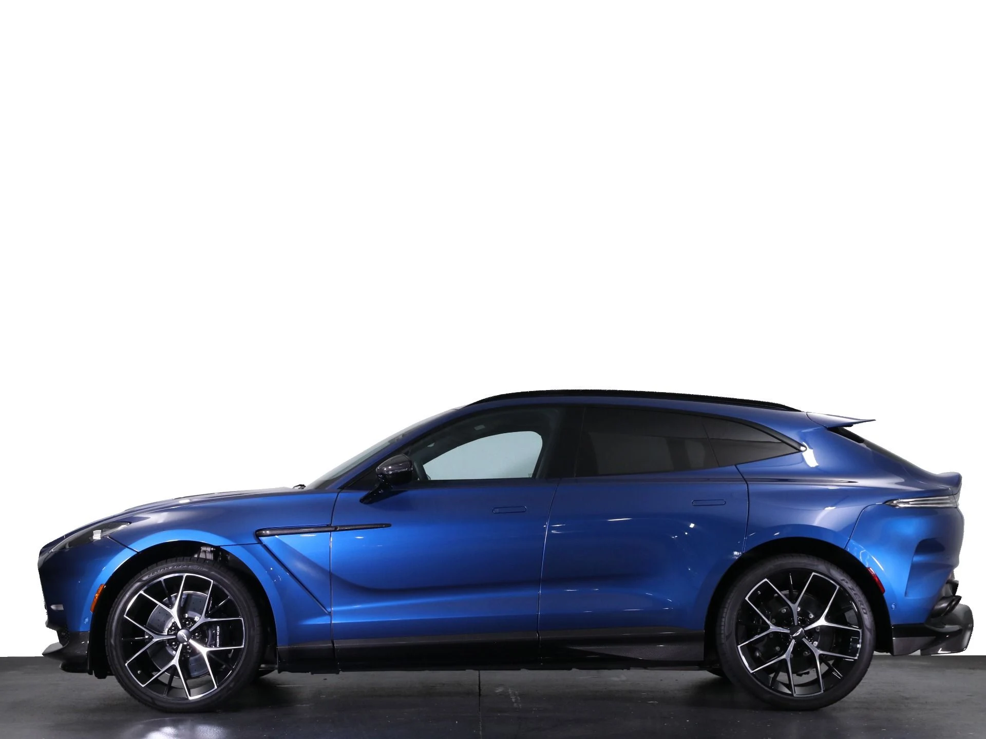 mph031_2618898353_Used_2025_Aston_Martin_DBX_707_1758482784_7308a18542