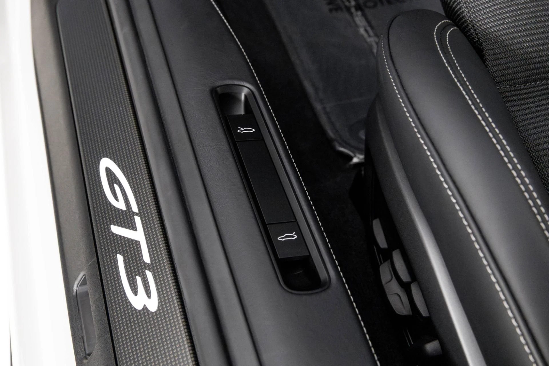 mph031_2634265670_Used_2024_Porsche_911_GT_3_Touring_1761003647_b92466a6b2