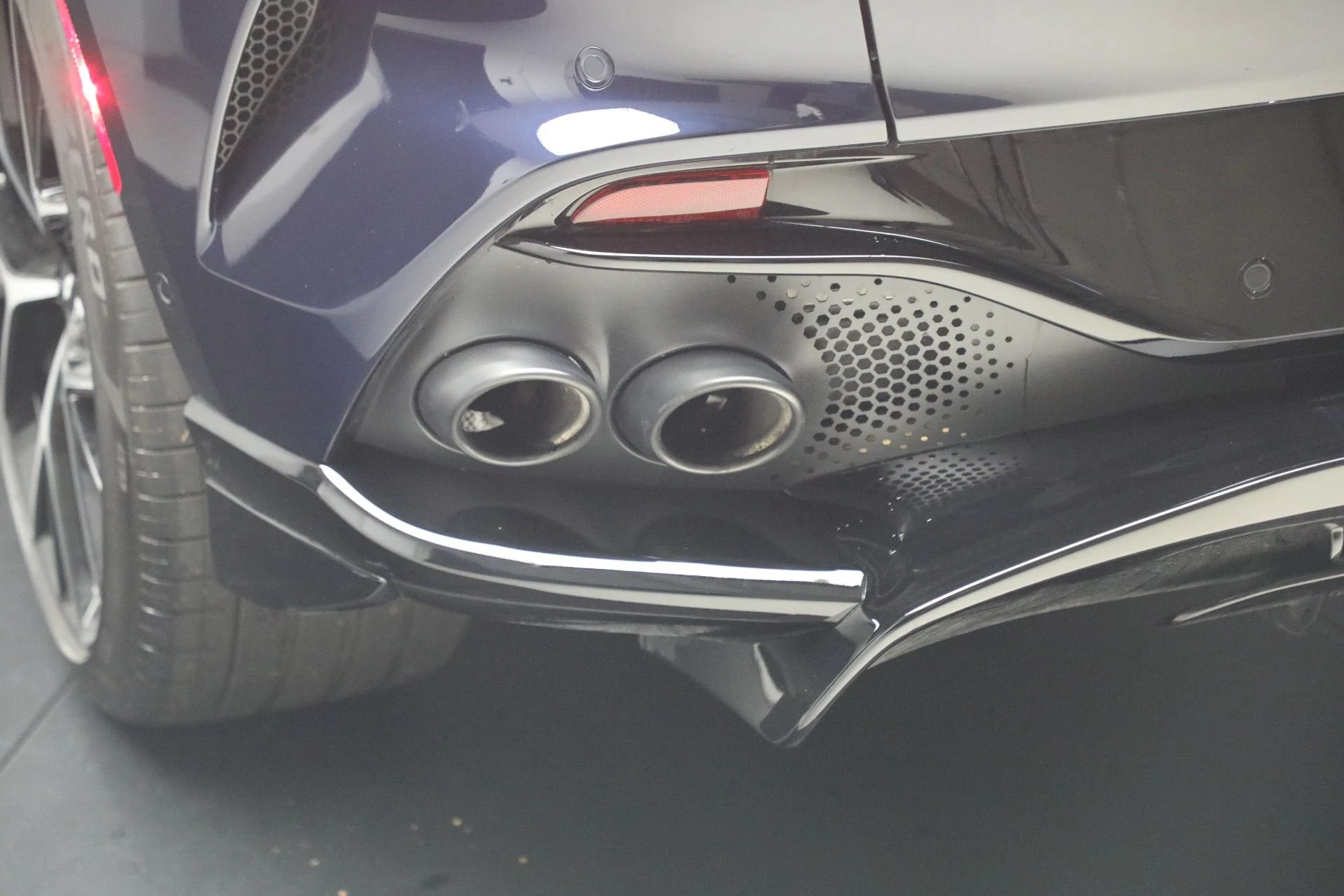 mph031_2644636778_Used_2026_Aston_Martin_DBX_707_1780937341_1a50e26115