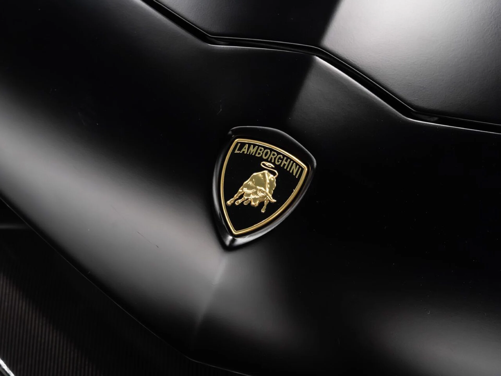 mph031_2672584152_lamborghini_aventador_2015_3e611eeae4