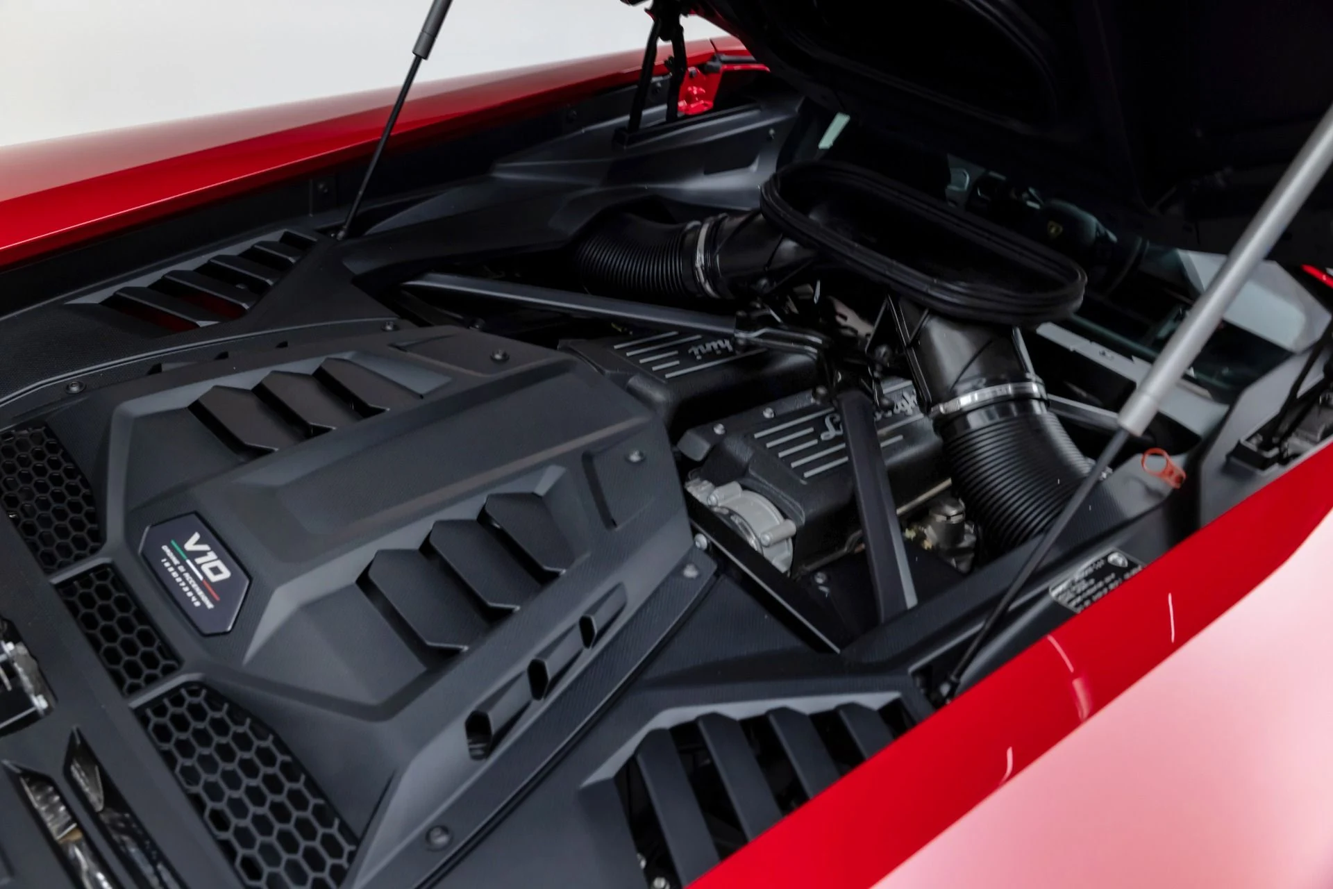 mph031_2702507204_Used_2024_Lamborghini_Huracan_Sterrato_1765391926_8517bc0457