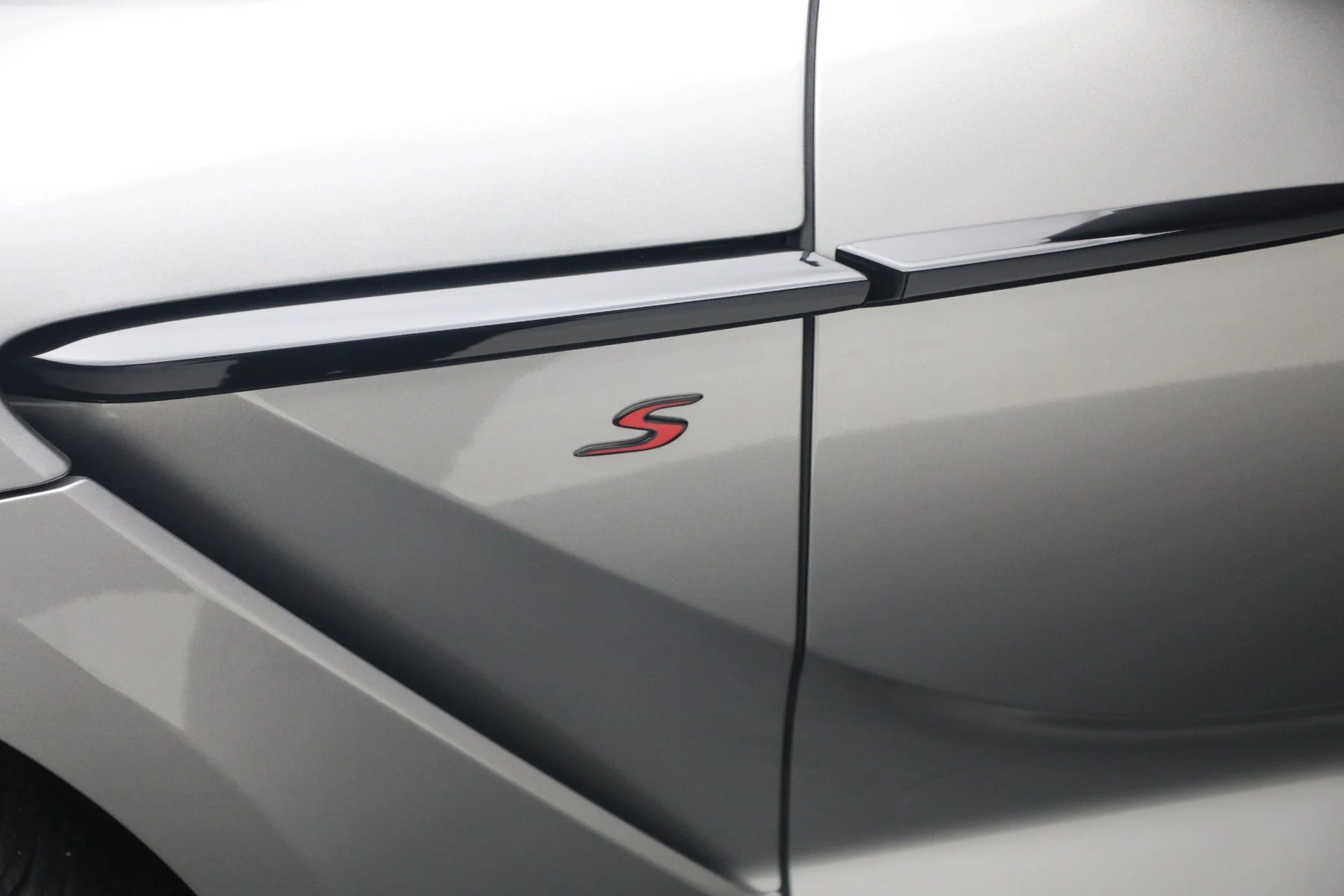 mph031_2724087611_New_2026_Aston_Martin_DBX_S_1779192490_71ee8e695e
